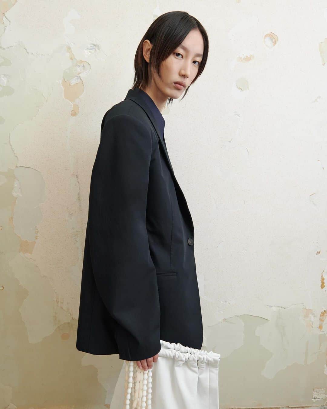 カルバンのインスタグラム：「Chapter One  Carven SS24 backstage seen by @kirabunse   #Carven」