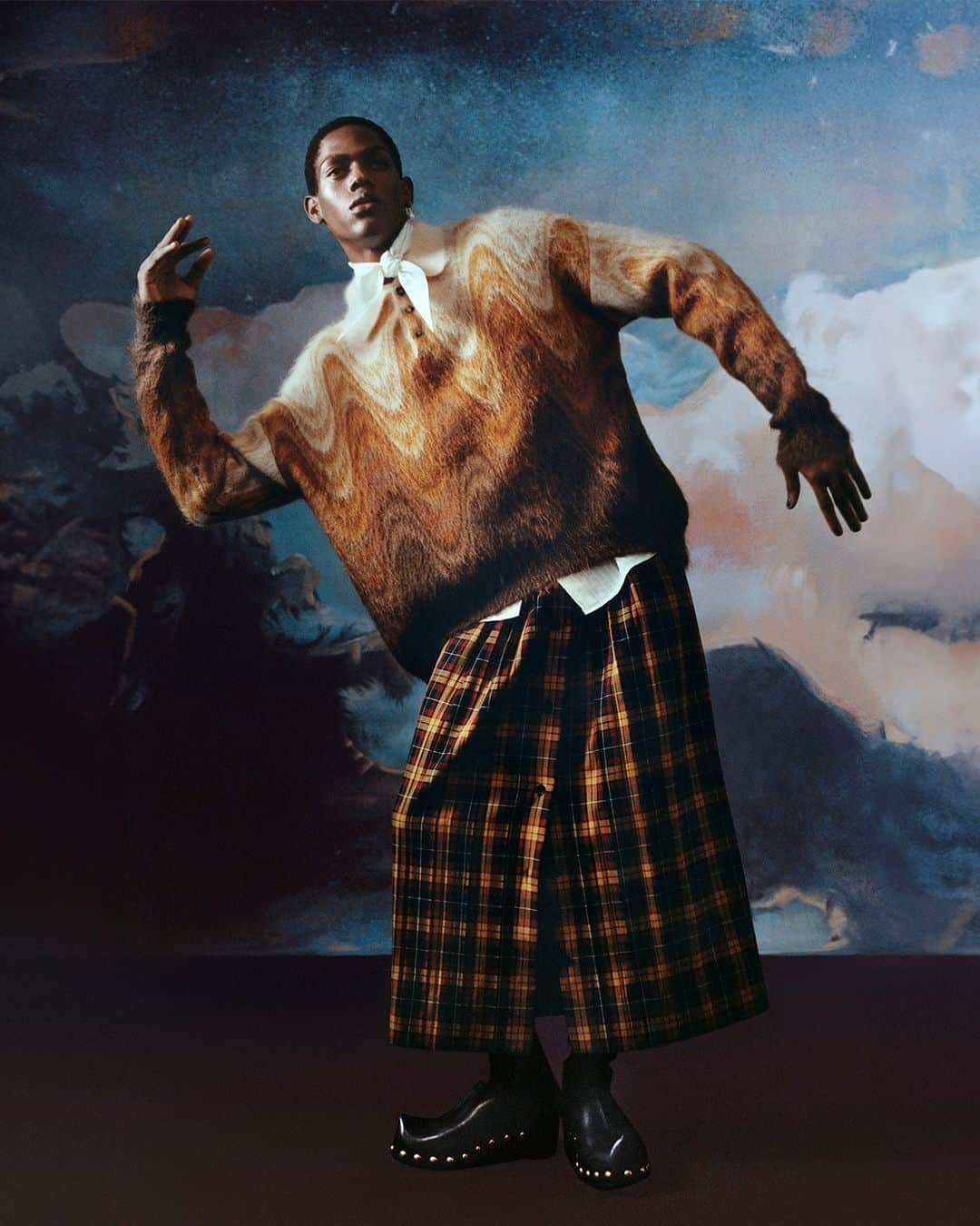 エトロのインスタグラム：「Break from basics with consistently warm pieces.   Fall Winter 2023 Men's collection on etro.com   #Etro」