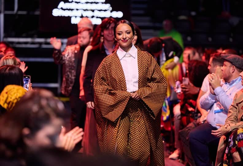 カテリーナ・グレアムさんのインスタグラム写真 - (カテリーナ・グレアムInstagram)「It was an immense honor to represent the UN @Refugees Agency and speak at @oneyoungworld, alongside exceptional leaders from around the world who are actively driving positive global change.   I also had the privilege of sharing the stage with @unitednations Assistant Secretary-General and UNHCR Assistant High Commissioner for Protection, the brilliant Gillian Triggs. Gillian oversees UNHCR’s protection work in support of millions of refugees, asylum-seekers, and those who have been forcibly displaced within their own country and stateless.  I want to express my heartfelt gratitude to @danamhughes and @clairecangelle for orchestrating such a remarkable conversation.  During the event, I had the privilege of engaging in discussions on crucial topics such as supporting climate refugees, enhancing refugee welfare, amplifying refugee voices, and exploring strategies for representation.  One Young World stands as the preeminent global youth leadership Summit, bringing together individuals who shape the future of our world to address humanity's most pressing challenges. The Summit serves as an inspiring convergence of thought leaders and change makers. Thank you for the incredible opportunity!」10月28日 1時00分 - katgraham