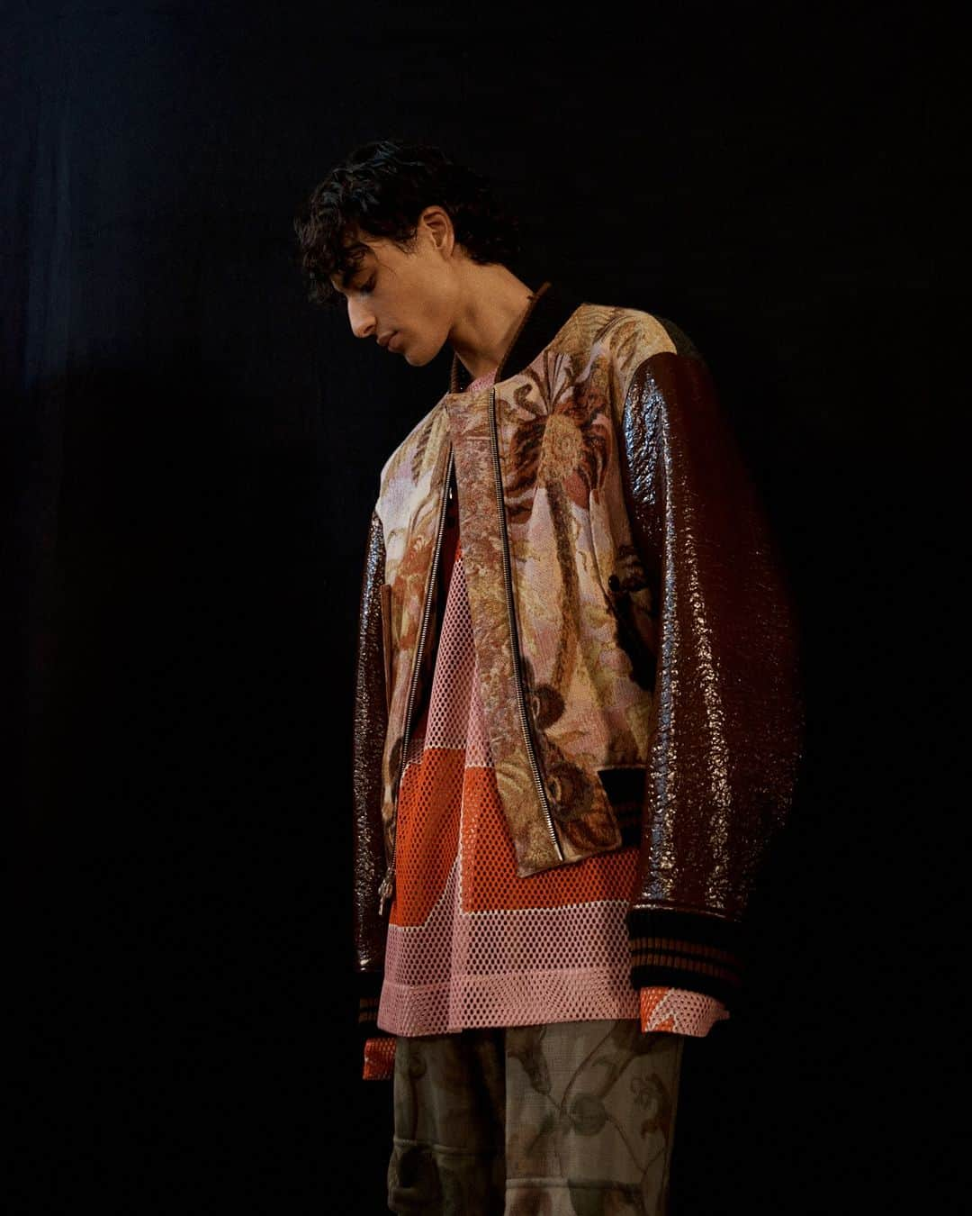 ドリス・ヴァン・ノッテンのインスタグラム：「MEN AUTUMN WINTER 2023  Yoesri is wearing look 43.  Loose fit bomber with engineered jacquard floral motif and contrasting sleeves. Oversized open mesh T-shirt with placed digital print motif.  Floral printed baggy pants in rustic cotton.  #DriesVanNoten #DVNAW23」