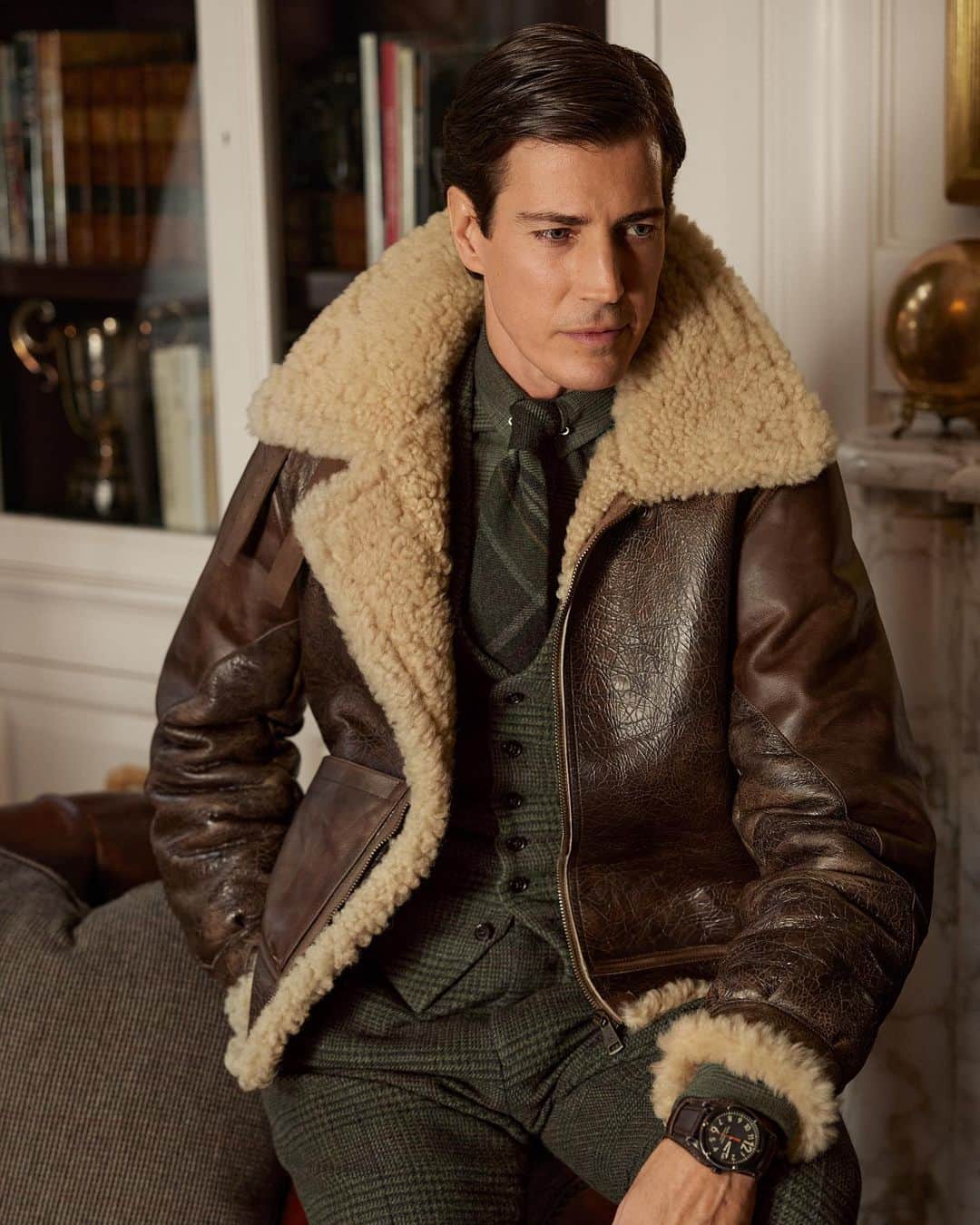 Ralph Laurenさんのインスタグラム写真 - (Ralph LaurenInstagram)「A timeless elegance that spans from the countryside to city living.  #RLPurpleLabel Abington blends the character of American design with a global sophistication.  Discover #RalphLauren Fall 2023 via the link in bio.」10月28日 1時00分 - ralphlauren