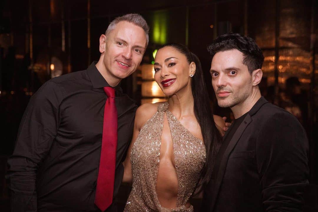 ニコール・シャージンガーさんのインスタグラム写真 - (ニコール・シャージンガーInstagram)「What an absolutely divine evening! Thankyou to my dear friend @joeyghazal for throwing the most exquisite  @sunsetblvdmusical cast party at @themainemayfair in celebration of our show! ♥️🥂」10月28日 0時53分 - nicolescherzinger