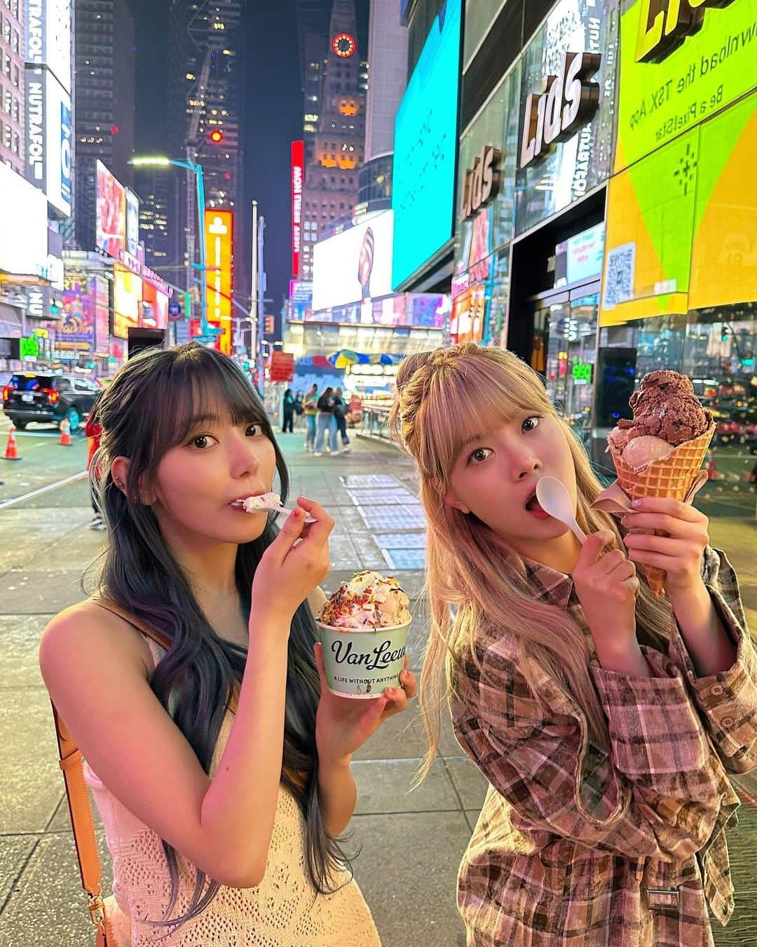 宮脇咲良のインスタグラム：「I scream you scream 🩷」