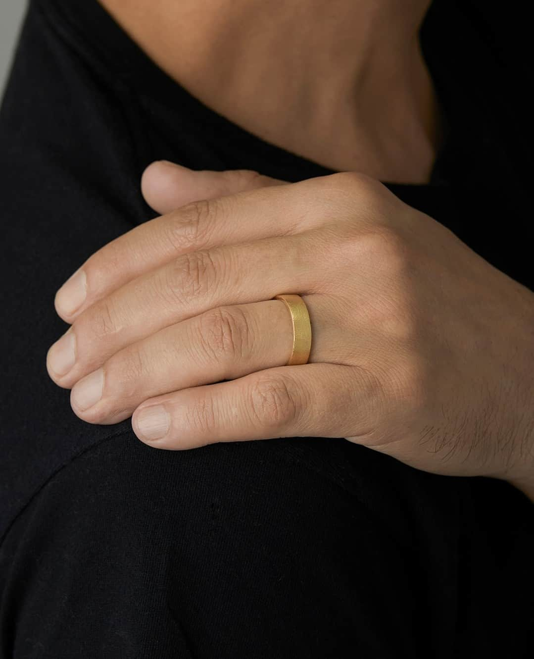 サトミ カワキタのインスタグラム：「Each of our unisex bands are handmade inside our New York City studio. Available in our Platinum or 18K Gold options, explore our collection to find a timeless classic piece for your "I Do".」