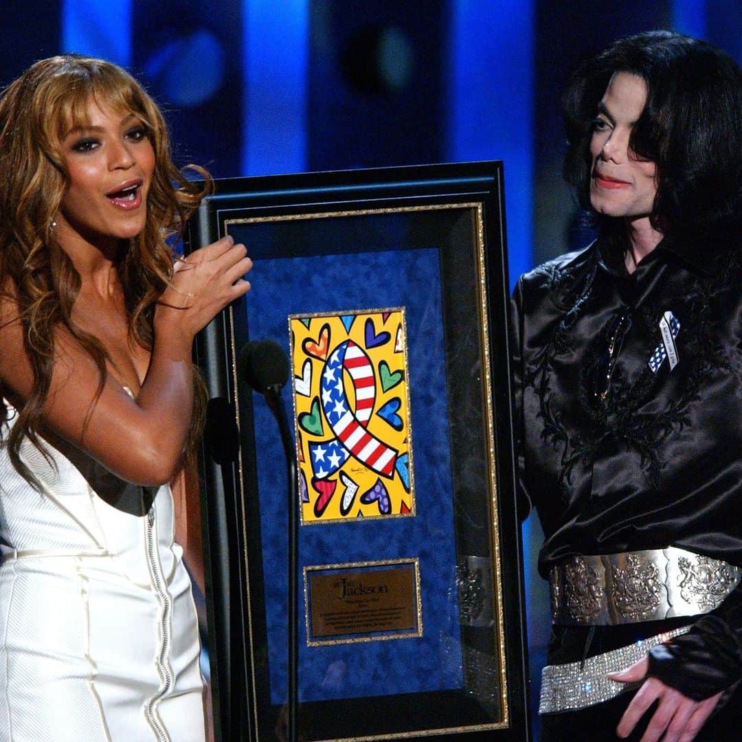 マイケル・ジャクソンのインスタグラム：「On this date in 2003, Beyoncé presented Michael Jackson with the Radio Music Awards’ Humanitarian Award. The event was held at the Aladdin Casino & Resort in Las Vegas. #MJHumanitarian」