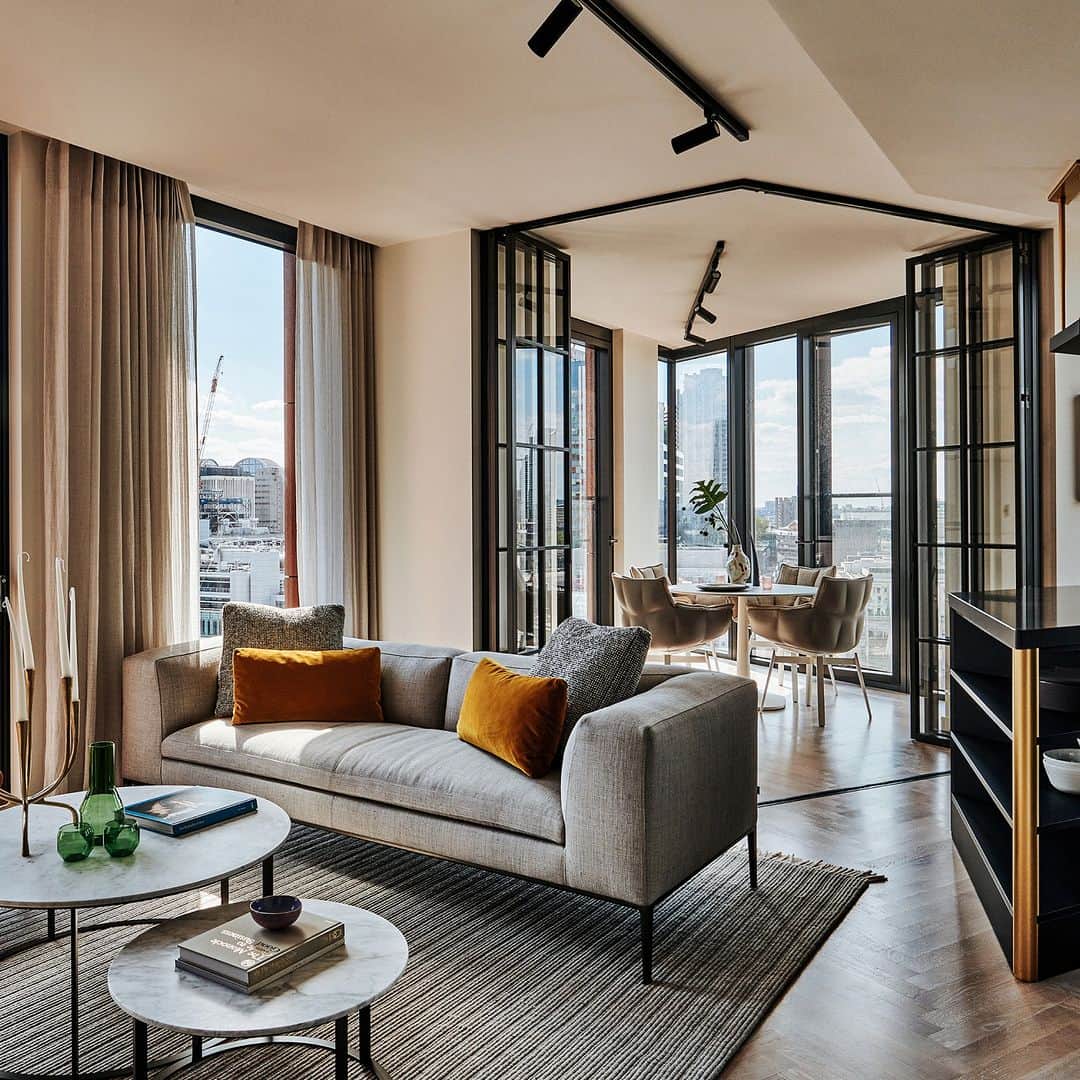 B&B Italiaのインスタグラム：「Whether in the living room or the bedroom, indulge in a moment of relaxation cocooned by the exclusive designs of B&B Italia and Arclinea.  @onecrownplace   #bebitalia #design #OneCrownPlace #London #Arclinea」