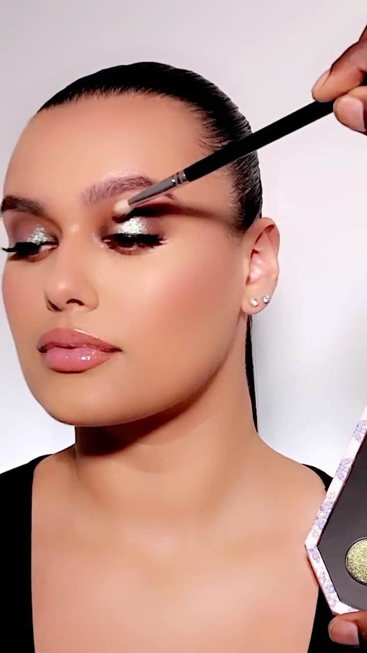 パット・マグラスのインスタグラム：「MAJOR MTHRSHP ✨💎✨ This #Holiday2023, become the epitome of radiant beauty with our NEW LIMITED EDITION MTHRSHP Bijoux Brilliance: Starstruck Splendour. #McGrathMuse @karmi_op illuminates her cheeks and eyes with MAJOR new shades ‘NYMPHETTE,’ ‘OPALESCENT MOONSTONE’ and ‘SERENE SIENNA.’✨💎✨ SHOP NOW at PATMcGRATH.COM  ✨STARRING✨ FACE MTHRSHP Bijoux Brilliance: Starstruck Splendour Skin Fetish: Divine Blush ‘NYMPHETTE’ - Soft Pink With Golden Pearl  EYES MTHRSHP Bijoux Brilliance: Starstruck Splendour Eye Shadows ‘OPALESCENT MOONSTONE’ - Iridescent Pink with Teal Shift ‘SERENE SIENNA’ - Warm Soft Auburn Matte PermaGel Ultra Glide Eye Pencil ’BLK COFFEE’  Dark Star Mascara  LIPS PermaGel Ultra Lip Pencil ‘STRUCTURE’ LUST: Gloss™  ‘GOLD ALLURE’」