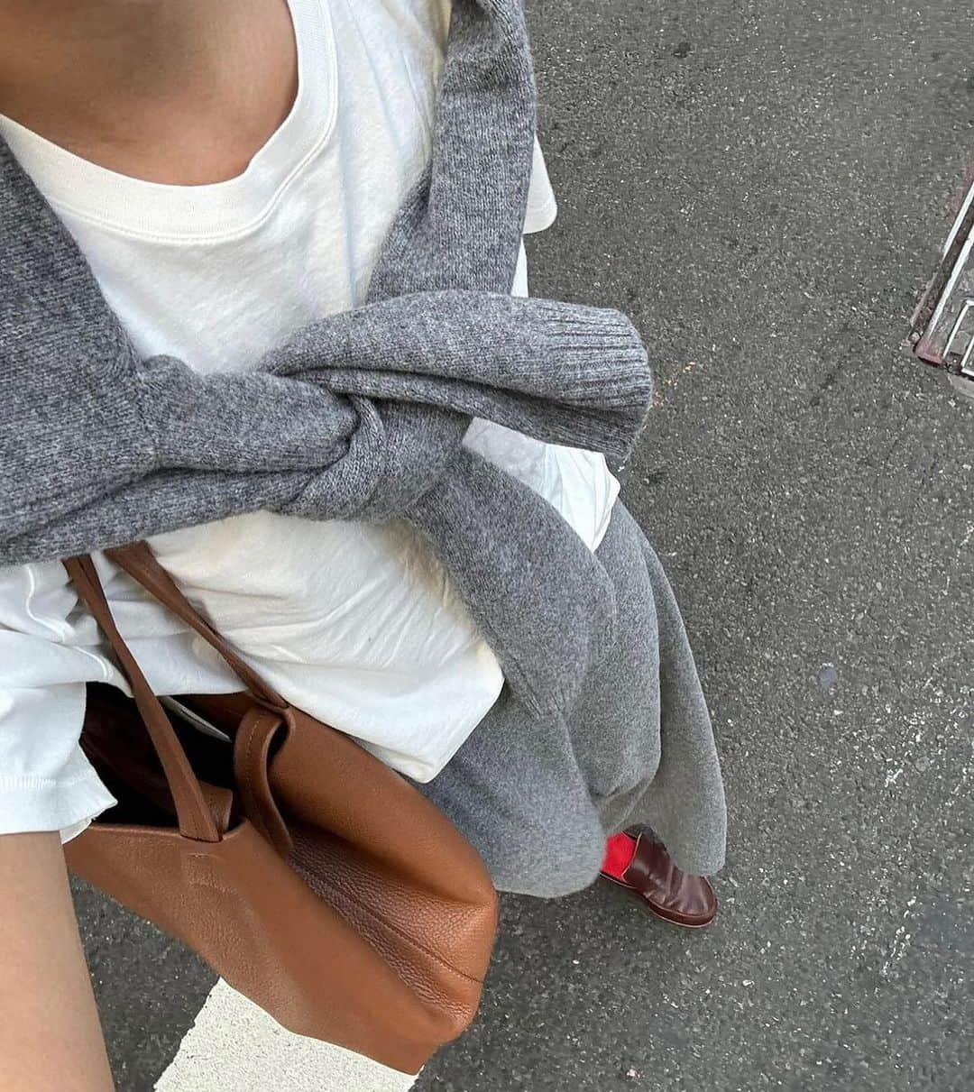 ドニーチャームのインスタグラム：「The Sweater Simple Skirt 🖤」