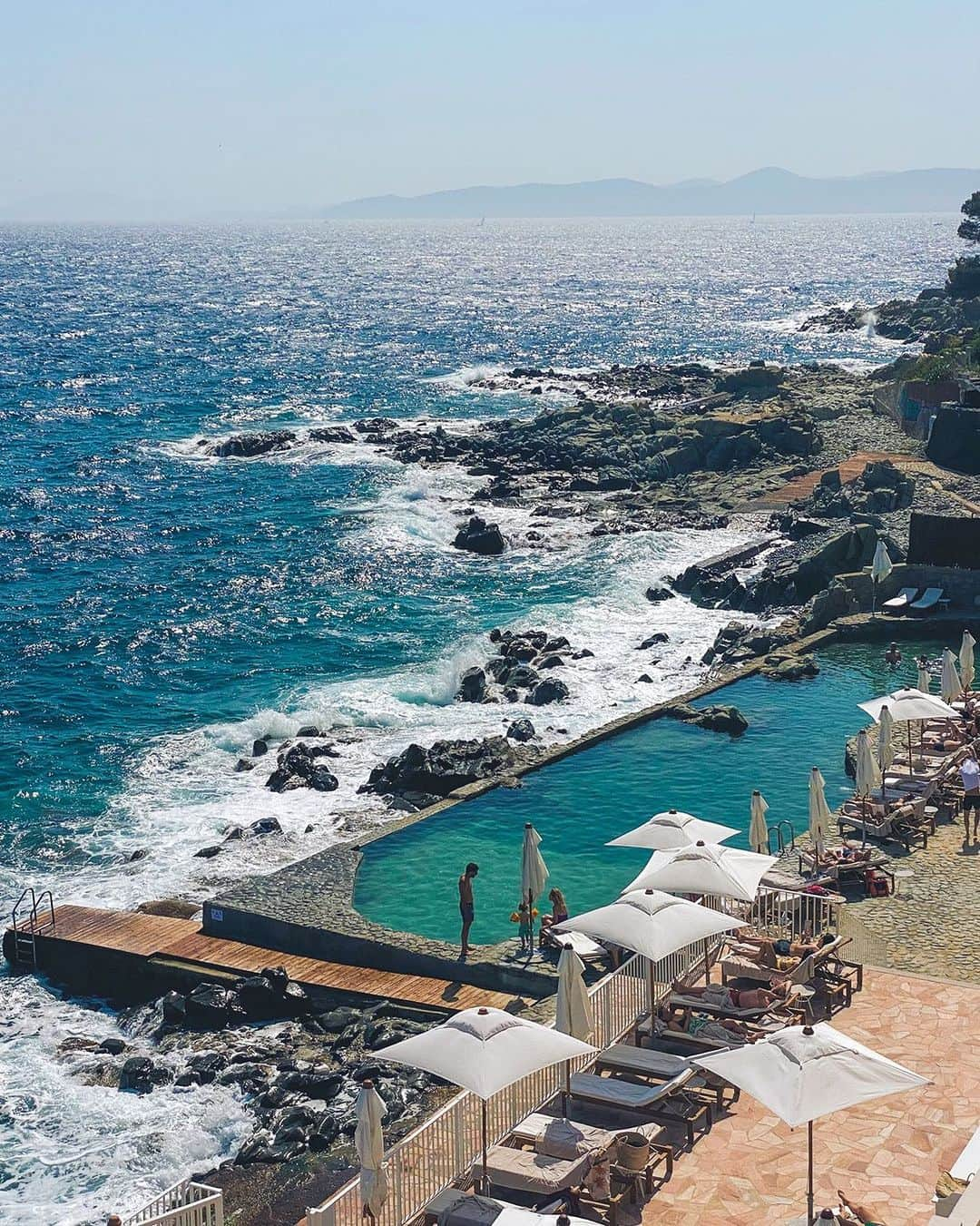 BEAUTIFUL HOTELSさんのインスタグラム写真 - (BEAUTIFUL HOTELSInstagram)「@alguale takes you to the mesmerizing world of Hôtel Les Roches Rouges in Côte d’Azur, France! 🌊 Did you know that this iconic hotel’s design pays homage to the architectural style of the 1960s? 🏨✨ From its stunning infinity pool to the intimate coves along the coastline, this destination oozes luxury and charm. 💦  📽 @alguale 📍 @lesrochesrouges, Saint-Raphaël, Côte d’Azur, France」10月28日 1時04分 - beautifulhotels