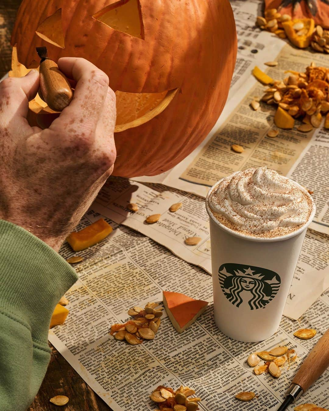 Starbucksのインスタグラム：「Our type of fall day: 1. Sip pumpkin 😋 2. Carve pumpkin 🎃 3. Repeat 🔁」