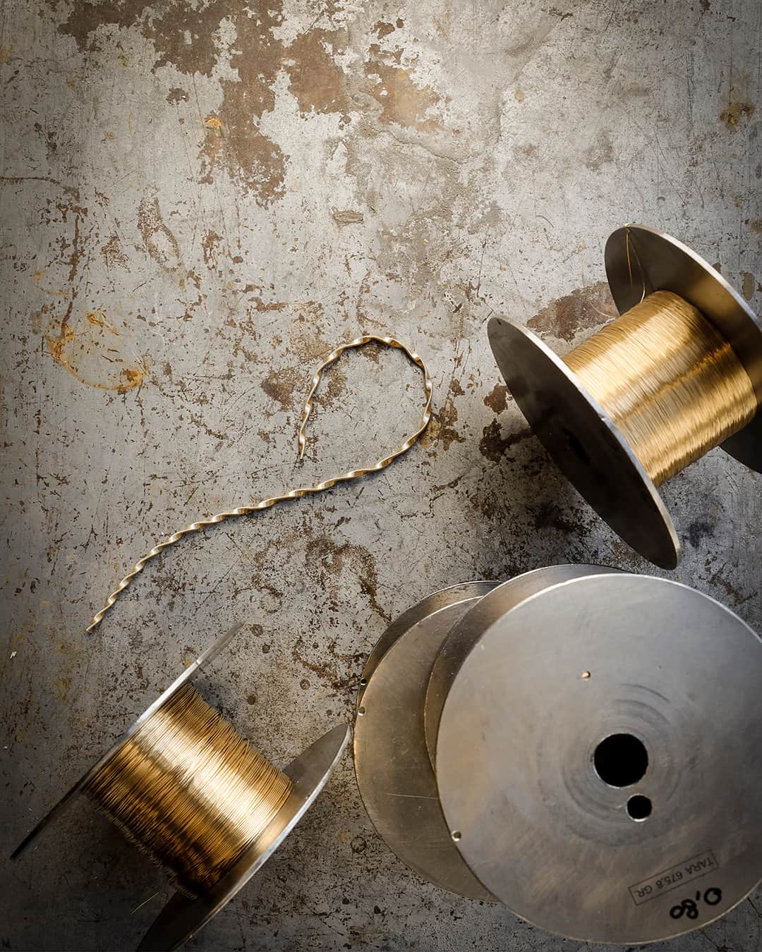 マルコ ビチェゴのインスタグラム：「Coil in the making: An extremely fine 18-carat gold strand is spiral wound around a gold core then shaped by the generational hands of expert craftsmen.  #marcobicego #jewelry #gold #coil #madeinitaly」