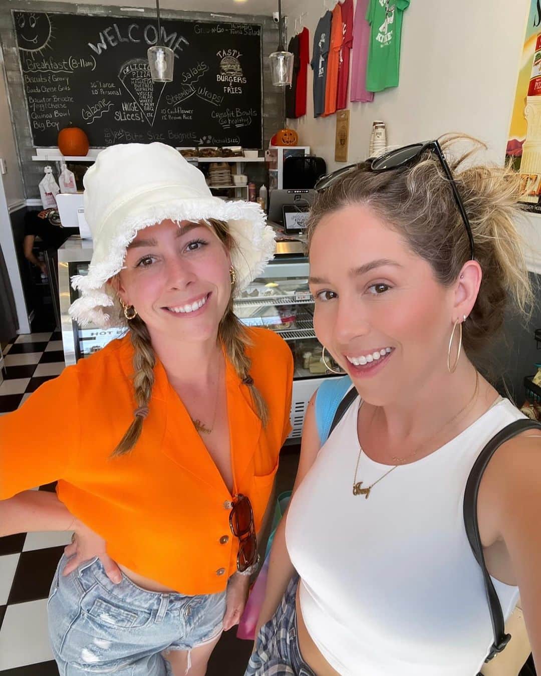Tracy and Stefanieさんのインスタグラム写真 - (Tracy and StefanieInstagram)「Pizza at the beach just hits different. 🍕 #inourbeachera」10月28日 1時06分 - eleventhgorgeous