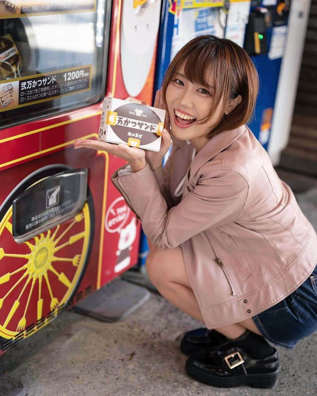 杉絵里香のインスタグラム：「万かつサンドの自販機あった🐮💕 . .  #撮影 #ポートレート #portrait #被写体 #モデル #model  #万かつサンド  #万かつサンド自販機  #万世橋  #秋葉原  #肉の万世  #かつサンド  #他のも気になる  #食いしん坊  #グルメ  #ニコニコ #笑顔  #自販機の前は映える  #杉絵里香」