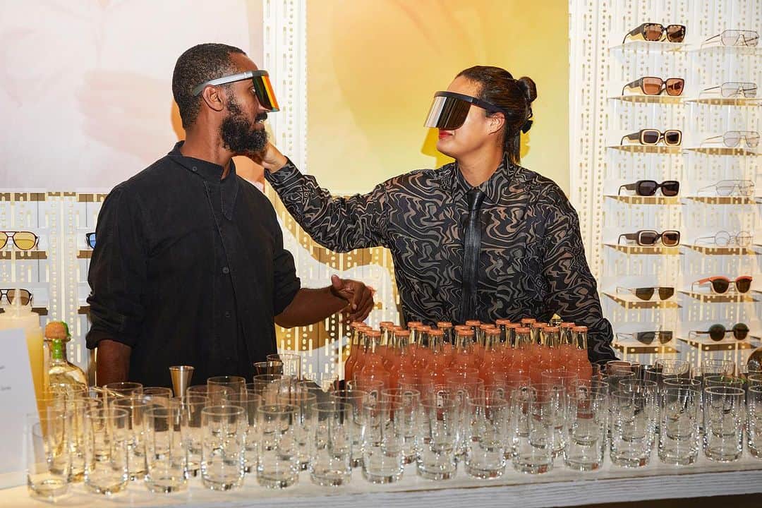 MYKITAのインスタグラム：「What a fabulous weekend warm-up, Berlin! Sharing some impressions of yesterday’s soirée at the MYKITA Shop Berlin West in celebration of our new collection and campaign. It was a pleasure to see all your gorgeous faces.  Props to the wonderful @el_gaumen @5060_food & team for truly delicious drinks, @roman_fluegel for the perfect soundtrack, our campaign star @benjaminpatch for sharing his ceramic works. Well done Team and @haebmau.atelier for bringing it all together.  📸 @l.e.ok」