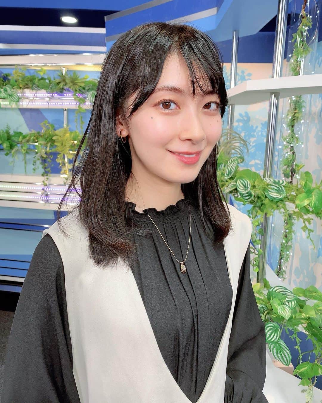 のインスタグラム：「10/27(金)ムーン  サイドがニットになっていてこの時期らしいジャンパースカート🐈‍⬛ フリルの袖もポイント。 イヤリングは日常使いしやすくてお気に入りです。  ●トップス、ジャンパースカート:  @undixcors_official さん  ●アクセサリー:  @osewaya_official さん  #outfit #ootd #autumn  #衣装提供」
