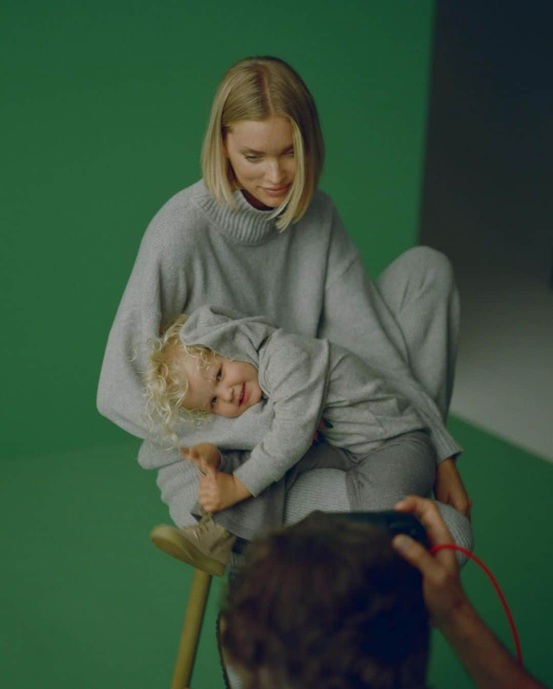 GapKidsさんのインスタグラム写真 - (GapKidsInstagram)「Gifted. Togetherness.   Elsa Hosk for Gap, 2023.  Photographed with her daughter, Tuuli.」10月28日 1時11分 - gapkids