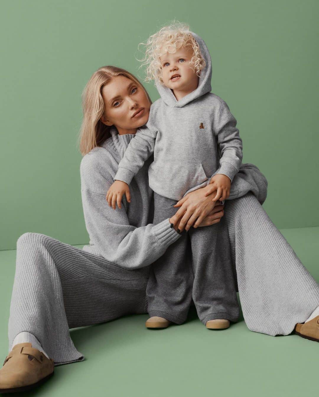 GapKidsさんのインスタグラム写真 - (GapKidsInstagram)「Gifted. Togetherness.   Elsa Hosk for Gap, 2023.  Photographed with her daughter, Tuuli.」10月28日 1時11分 - gapkids