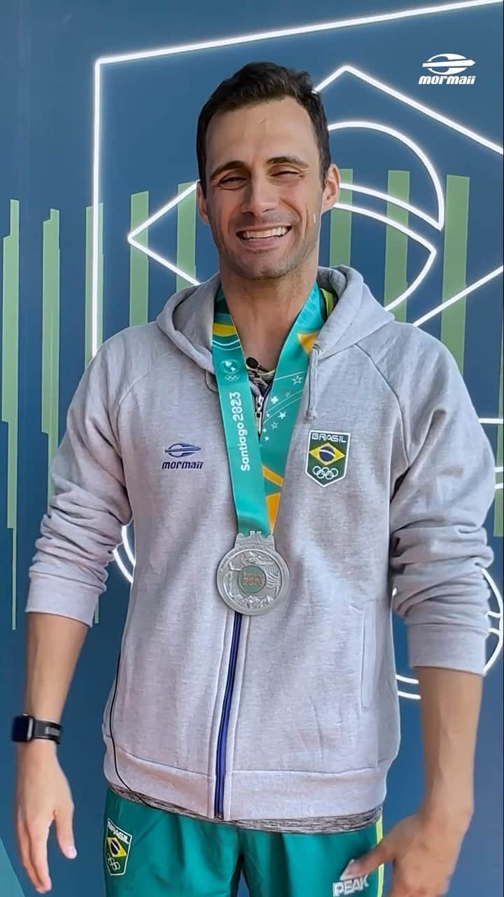 レオナルド・ジ・デウスのインスタグラム：「Pra ficar marcado na história da natação brasileira! 💚💛  @leogdeus é gigante! E a medalha de prata nos 200m borboleta em #Santiago2023 veio para completar o quarto pódio seguido na prova. Inesquecível!   #Natação #MormaiiNatação #TimeBrasil #Santiago2023 #SintaSeMormaii」