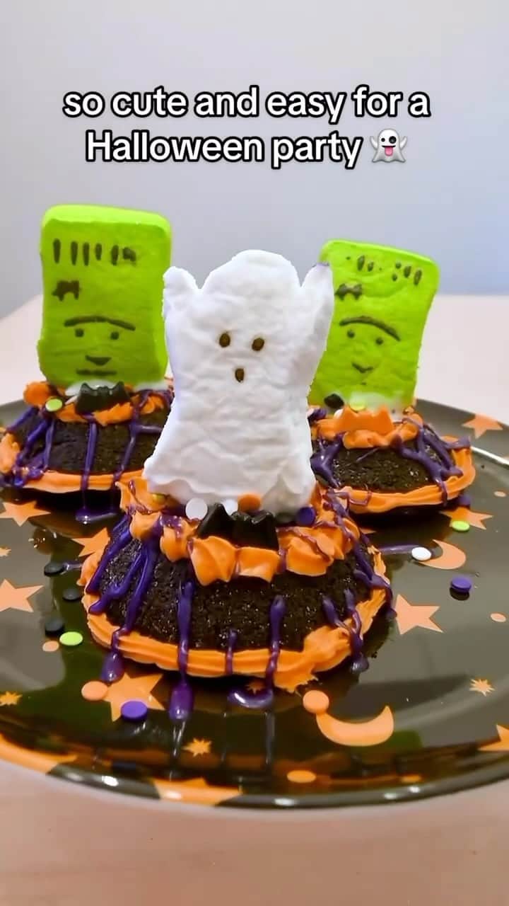 Domino's Pizzaのインスタグラム：「giving our lava cakes a spooky Halloween makeover 👻🎃」