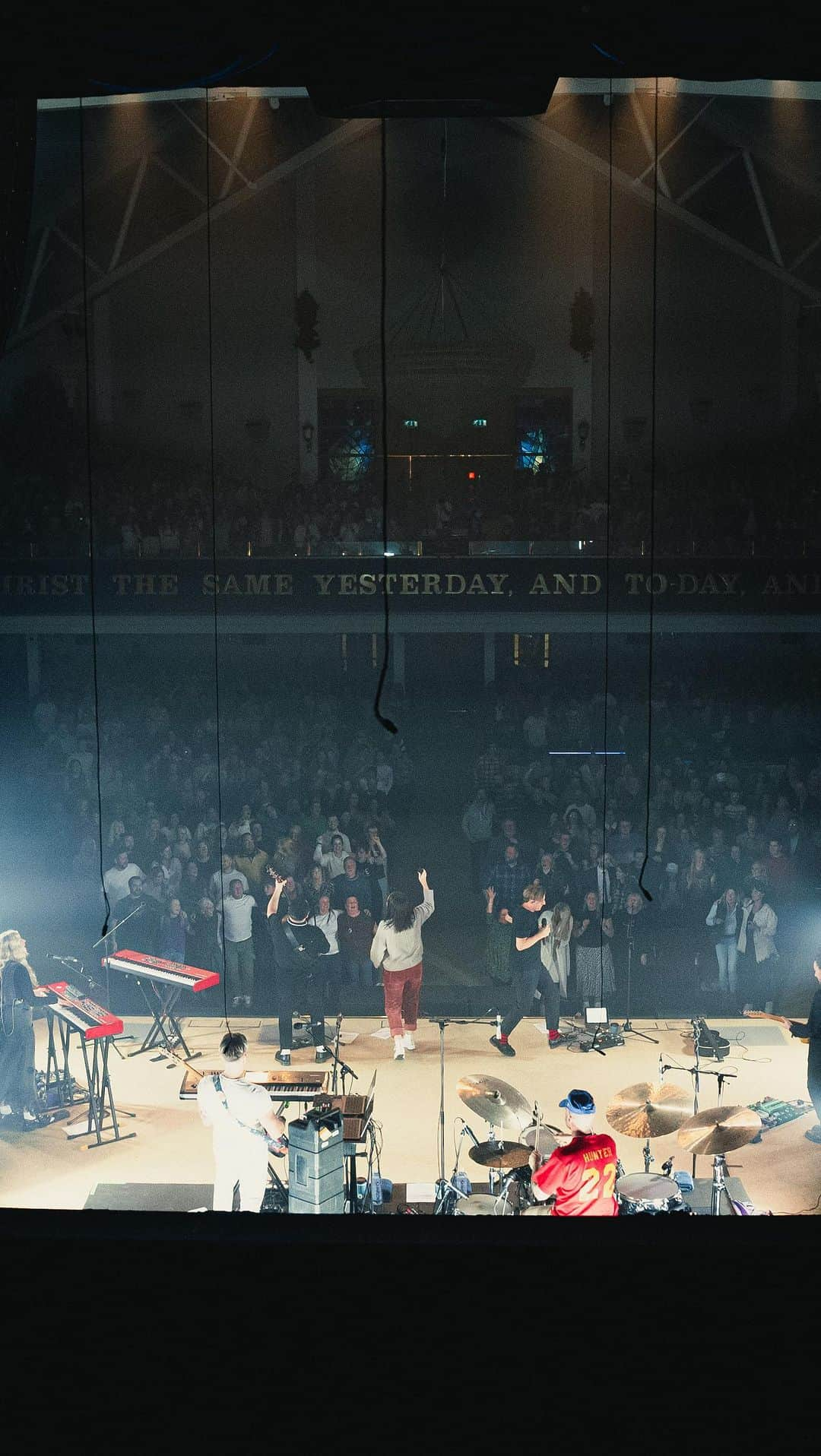 カリ・ジョブのインスタグラム：「Excited to be in the UK worshiping together!!! Helloooo London!」