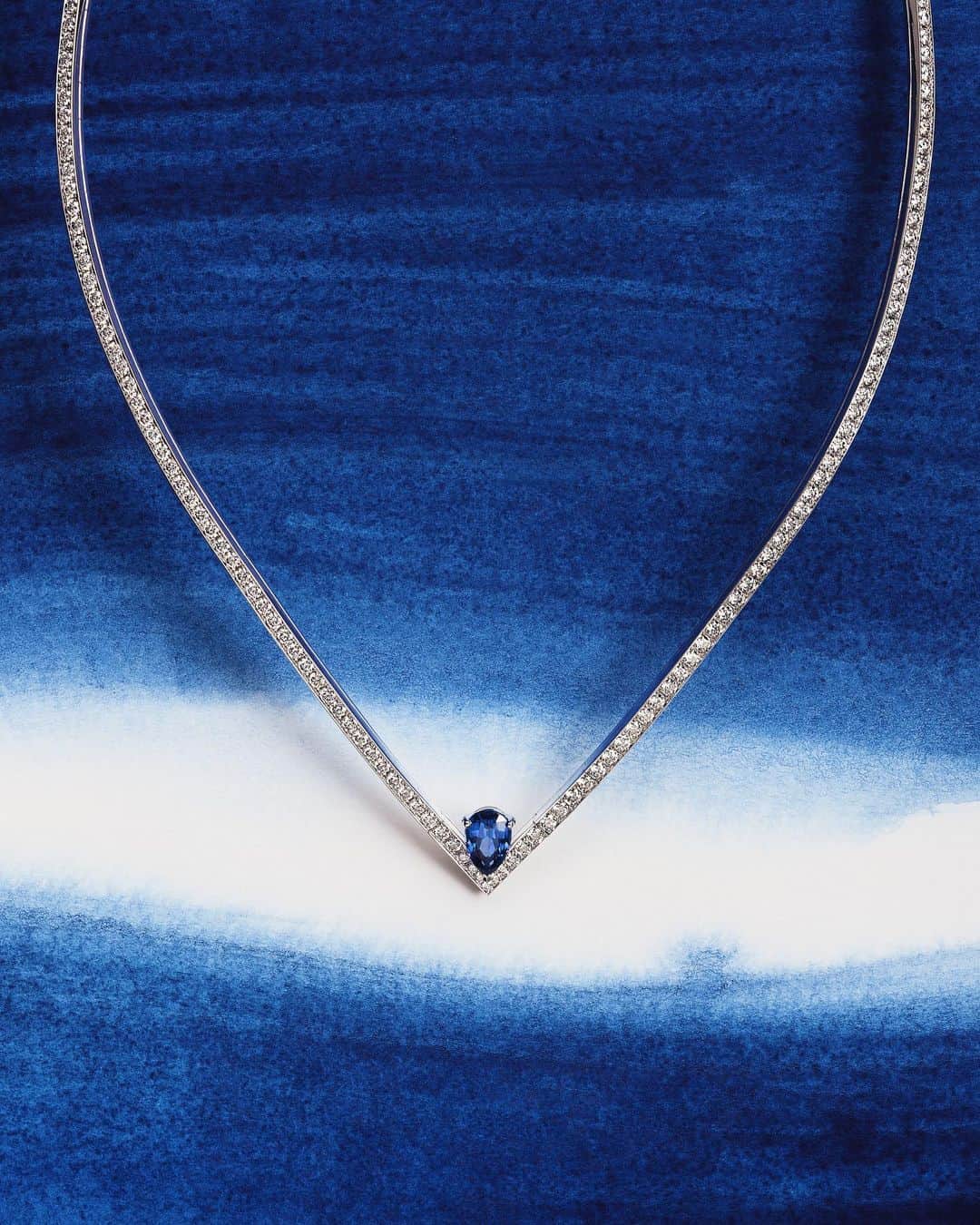 Chaumetさんのインスタグラム写真 - (ChaumetInstagram)「Dive into a world of blue allure with our enchanting Joséphine High Jewellery pieces.  The Joséphine Aigrette necklace, adorned with a pear-shaped 2-carat sapphire, the Joséphine Aube Printanière tiara featuring a mesmerizing 3-carat sapphire, and the regal Joséphine Aigrette Impériale necklace, all pay homage to the boundless skies in the most exquisite way.  Each piece, set in white gold and meticulously paved with brilliant-cut diamonds, embodies Chaumet's profound love for the colour blue.  Discover more about our signature colour in the latest issue of the Maison’s Rendez-Vous magazine. Come and pick up your copy in the nearest Chaumet boutique.  #Chaumet #ChaumetHighJewellery #TributeToBlue #ChaumetRendezVous」10月28日 19時00分 - chaumetofficial