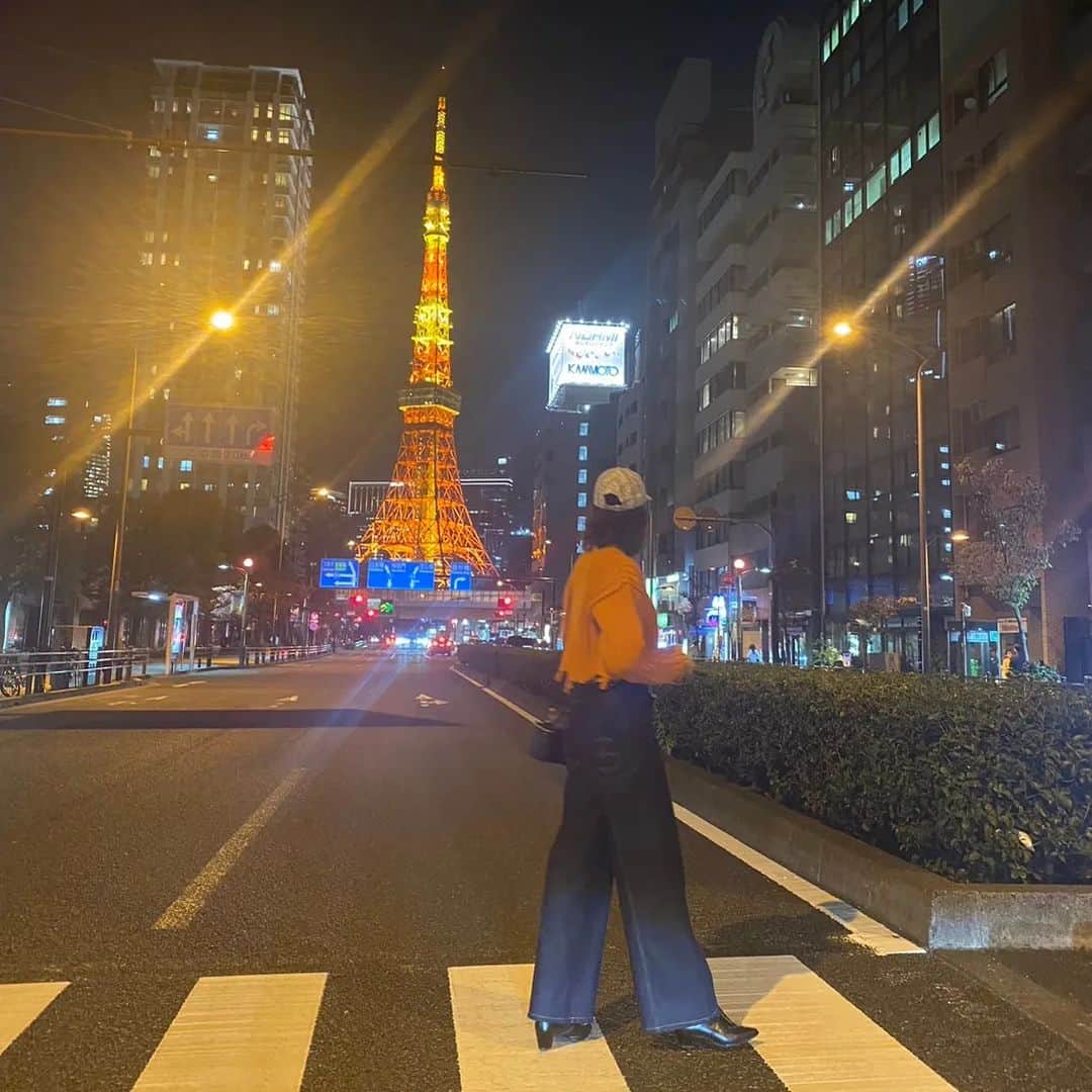 浦浜アリサのインスタグラム：「My Tokyo life in autumn that my favorite season🍁🧶 東京タワー見てホッとするようになる程には長くなった上京生活🗼  そしてニットが心地よく着れる大好きな季節到来でよりご機嫌な最近♡  もう何年選手かしら？な #perverze の腹チラトップスに オーガニックコットン100%の #OperaSPORT ハイウエストデニム。 高身長なのでとにかくバランス重視ですいつも⚖️」