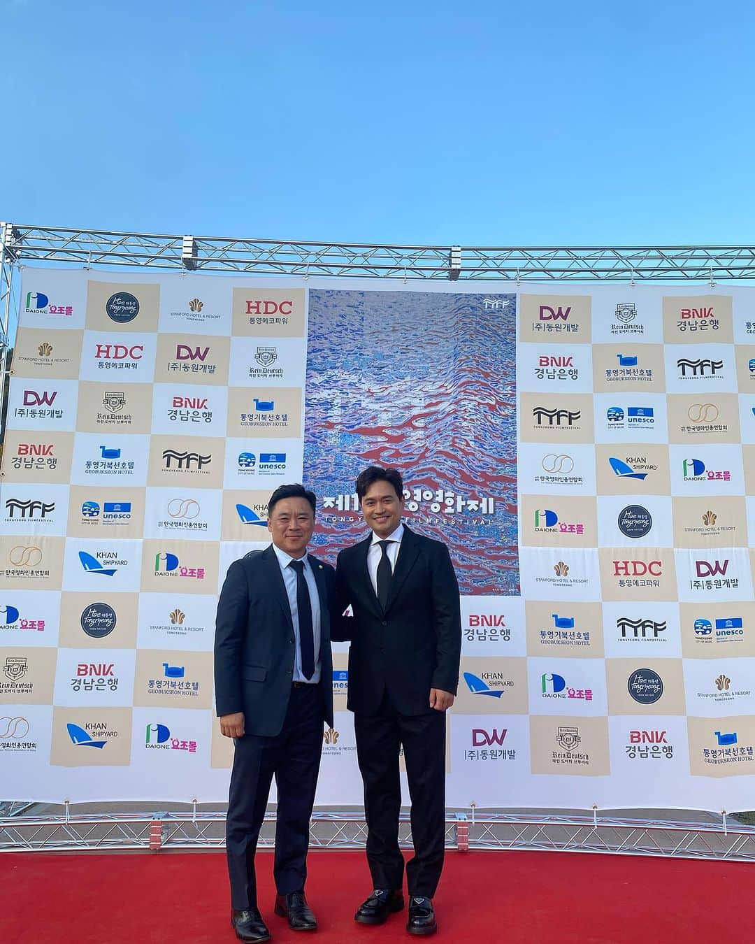 ソ・ドンウォンのインスタグラム：「제 1회 통영영화제  친구인 노성진 의원님과 ^^  통영국제영화제가 되길 함께 응원합니다. 🙏」