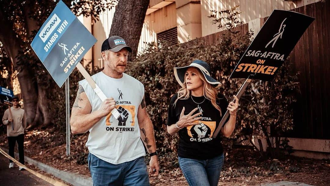 メアリー・マコーマックのインスタグラム：「Very proud to walk the line with my union brother @macbrandt. An incredible actor and human too. Solidarity now! Come on out. Grab a sign and stay strong. @sagaftra #onedaylongeronedaystronger photo credit: @Toni.reinaldo」