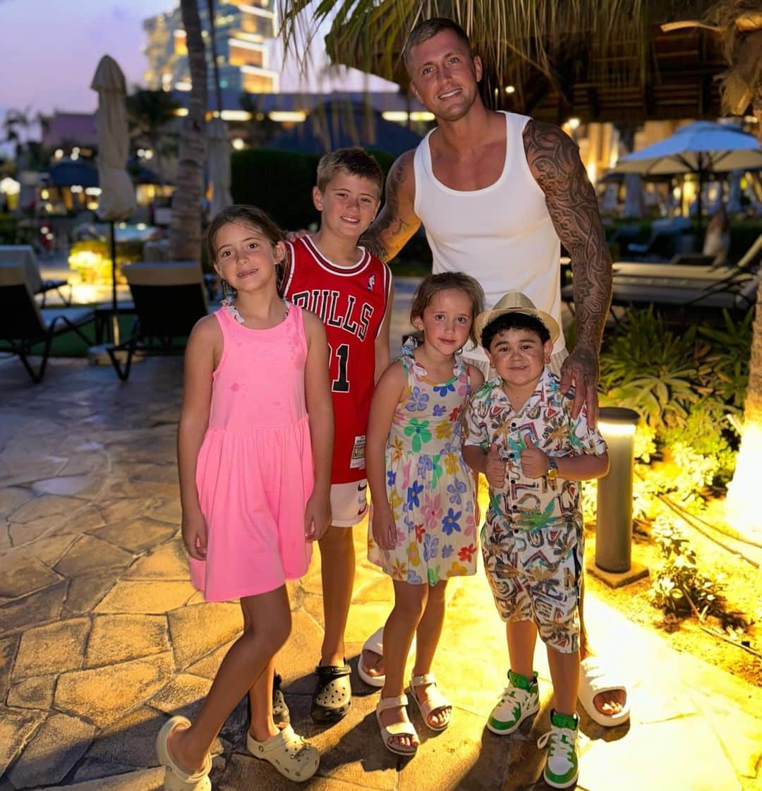 ダニエル・オズボーンのインスタグラム：「So good to see my bro @abdu_rozik here in Dubai! 💙 the kids loved meeting you brother, we had a lovely afternoon ❤️ look forward to seeing you in UK next month 🙌🏼」