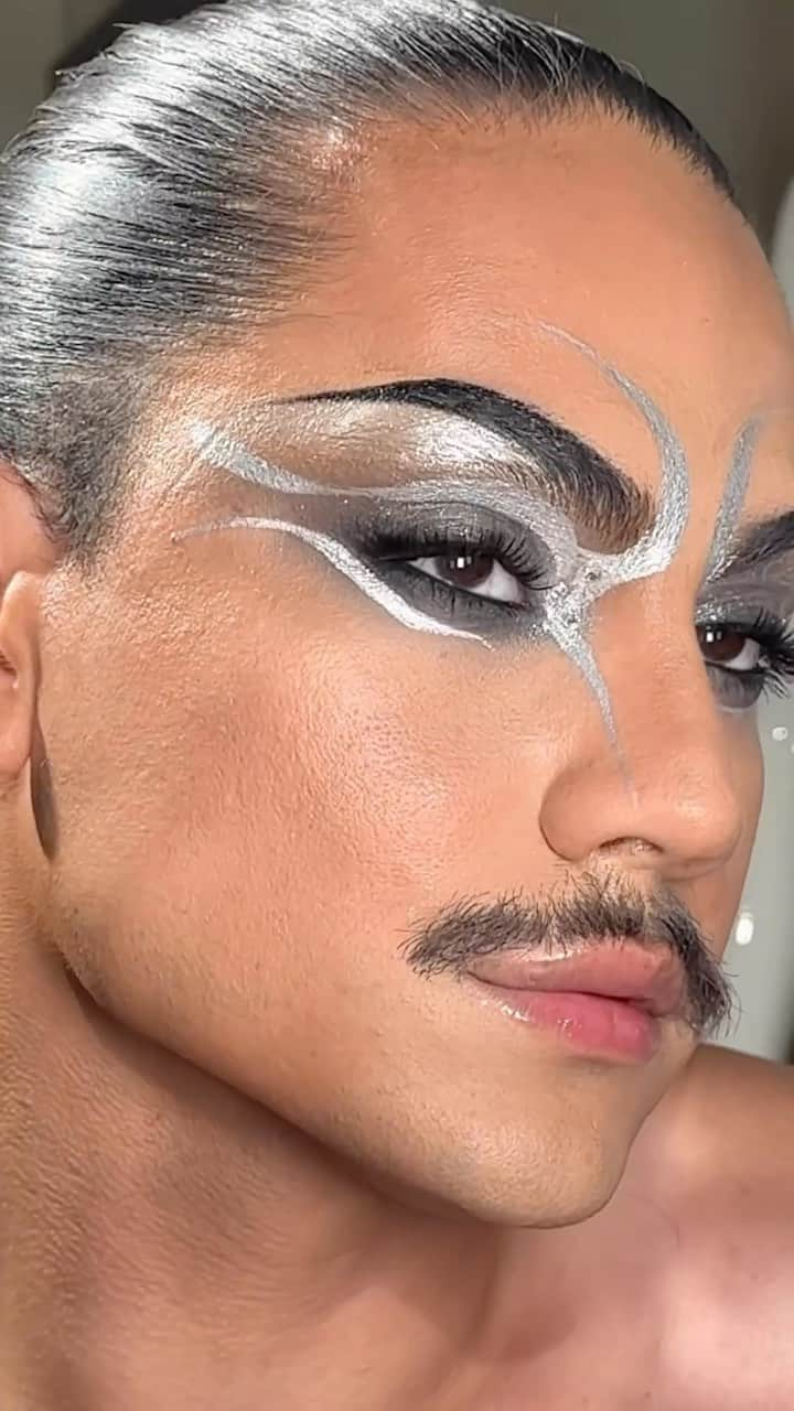 Milk Makeupのインスタグラム：「#BlackSwan Makeup but make it CHROME ✨ @iamcalida (he/she/they) used some of our #MilkMakeup faves to get this iconic smokey graphic liner look 🖤  Products Used ⬇️ #MilkInfinity Eyeliner in Outer Space 🖤 #PoreEclipse Matte Spray  #KUSHmascara #BionicGlow in Virtual」