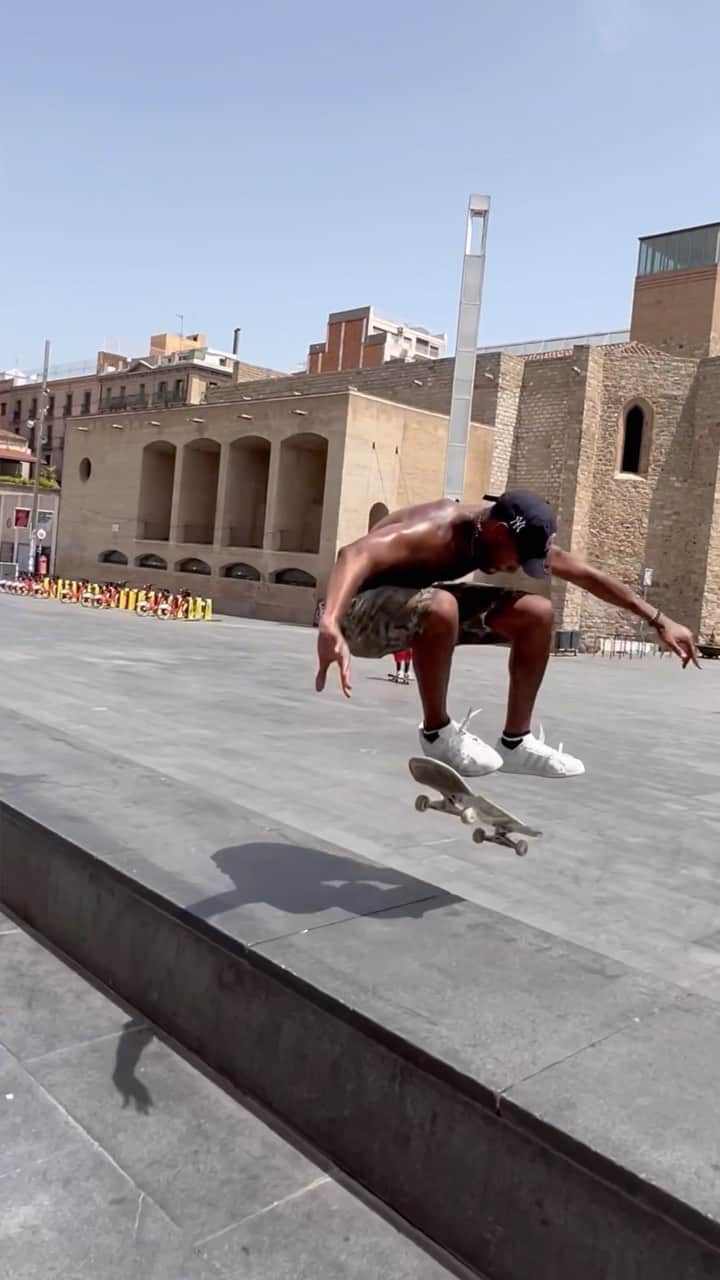adidas Skateboardingのインスタグラム：「/// @jumpmanblanco 📲.  #adidasSkateboarding」