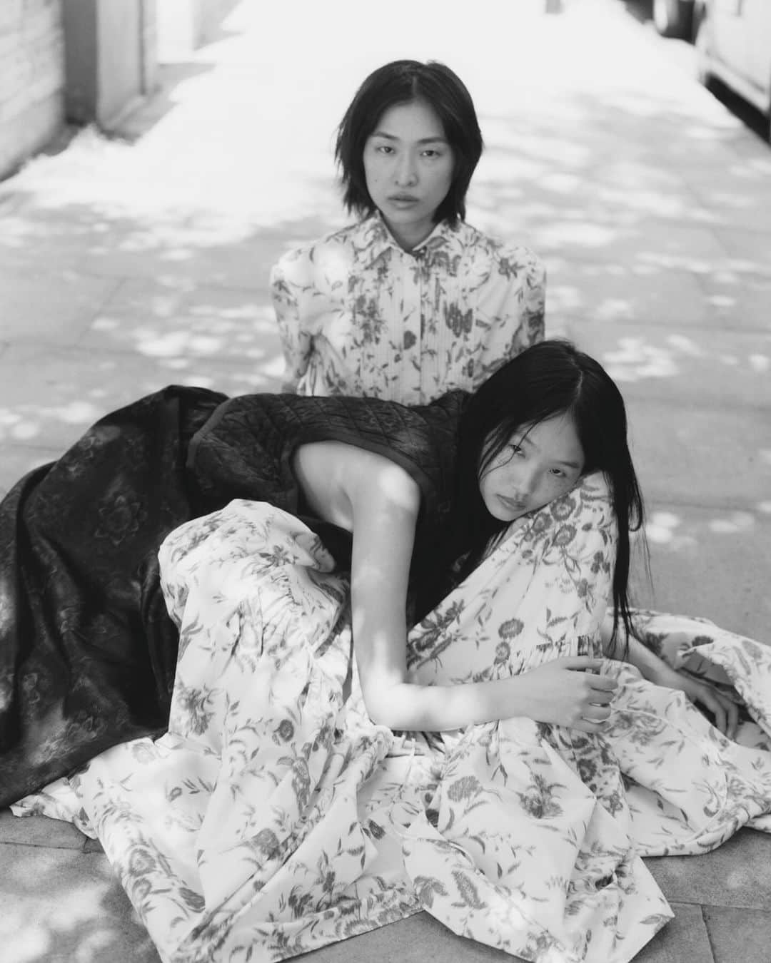 のインスタグラム：「The #ERDEMAW23 floral chine cotton taffeta dress, as seen in the latest issue of @the_gentlewoman.   Photography @senta.simond Styling @eliza_conlon Makeup @lucyjbridge Hair @chiwonghair   #ERDEM」