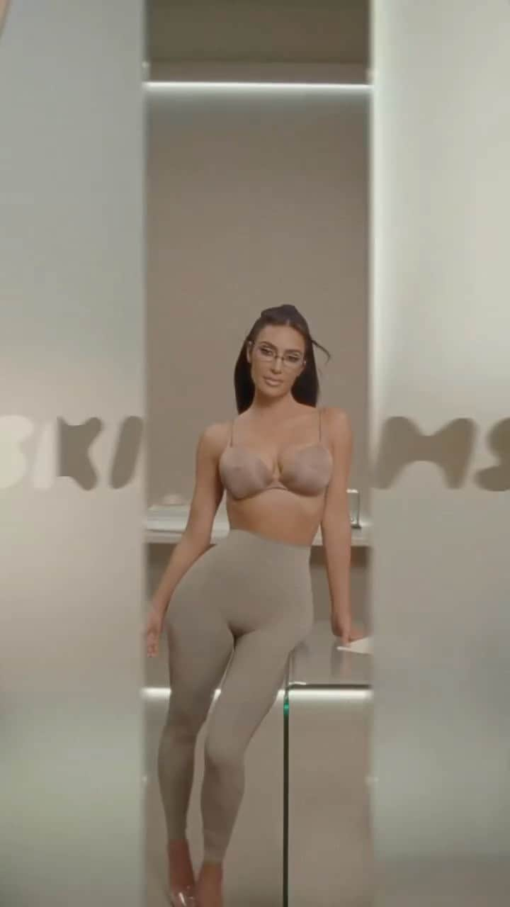 クリス・ジェンナーのインスタグラム：「@skims @kimkardashian COMING OCT 31: THE ULTIMATE NIPPLE BRA. Perfect fullness with a built-in, faux nipple for shock factor – meet the newest innovation to our Ultimate Bra collection on Tuesday, October 31 at 9AM PT / 12PM ET. Join the waitlist for early access to shop.  In addition to our investment in advancing carbon removal, SKIMS is proud to donate 10% of sales from our SKIMS Ultimate Nipple Bra, as a one-time donation, to @1percentftp - a global network with thousands of businesses and environmental organizations working together to support people and the planet.」