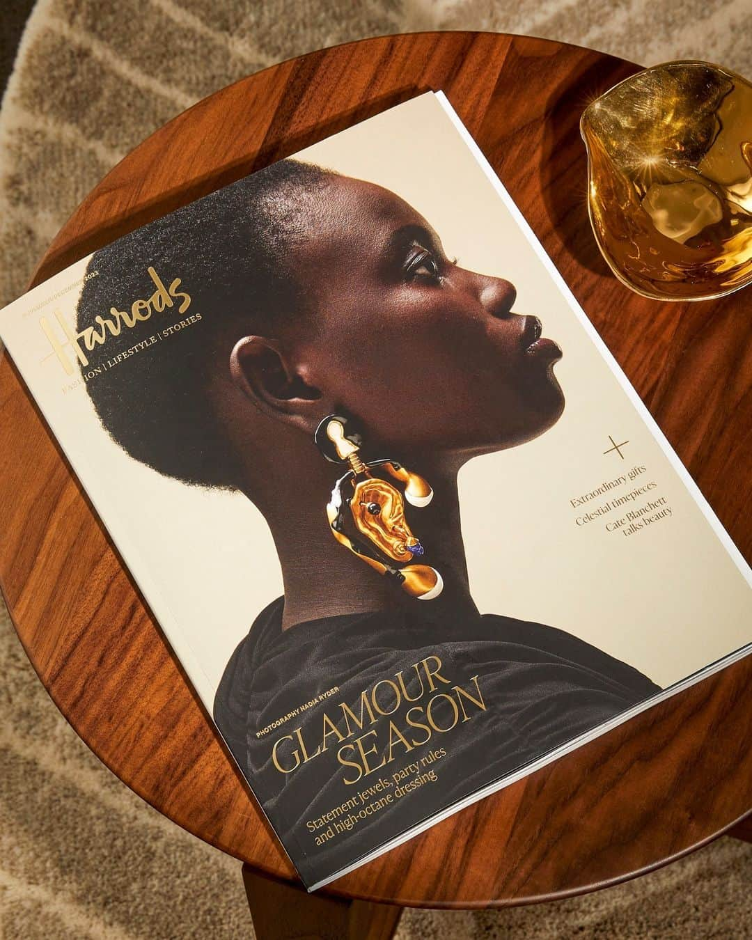 Harrodsさんのインスタグラム写真 - (HarrodsInstagram)「The festive season is fast approaching, but #Harrods magazine has arrived fashionably early to the party. A flick through its pages reveals a world of glamour – disco dresses, pin-sharp tuxedos, high-octane beauty – as well as guides to exquisite gifting, from celestial timepieces to out-of-this-world jewellery.  Ready to celebrate? Pick up your copy in-store now – also available to eligible Rewards members.  #HarrodsFashion」10月28日 2時00分 - harrods