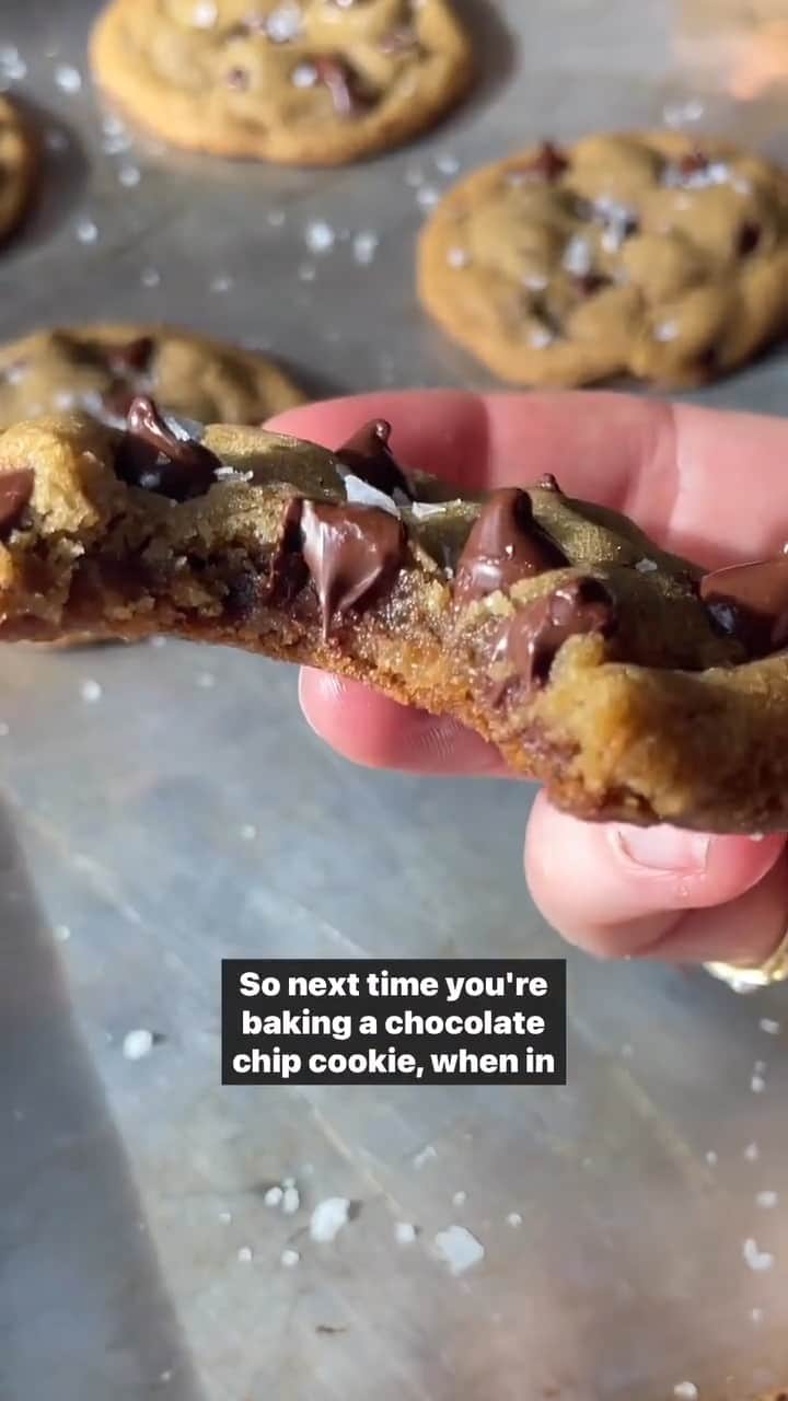 クリッシー・テイゲンのインスタグラム：「@ambitiouskitchen proving the magic behind our recommended 2 hour chill time.」