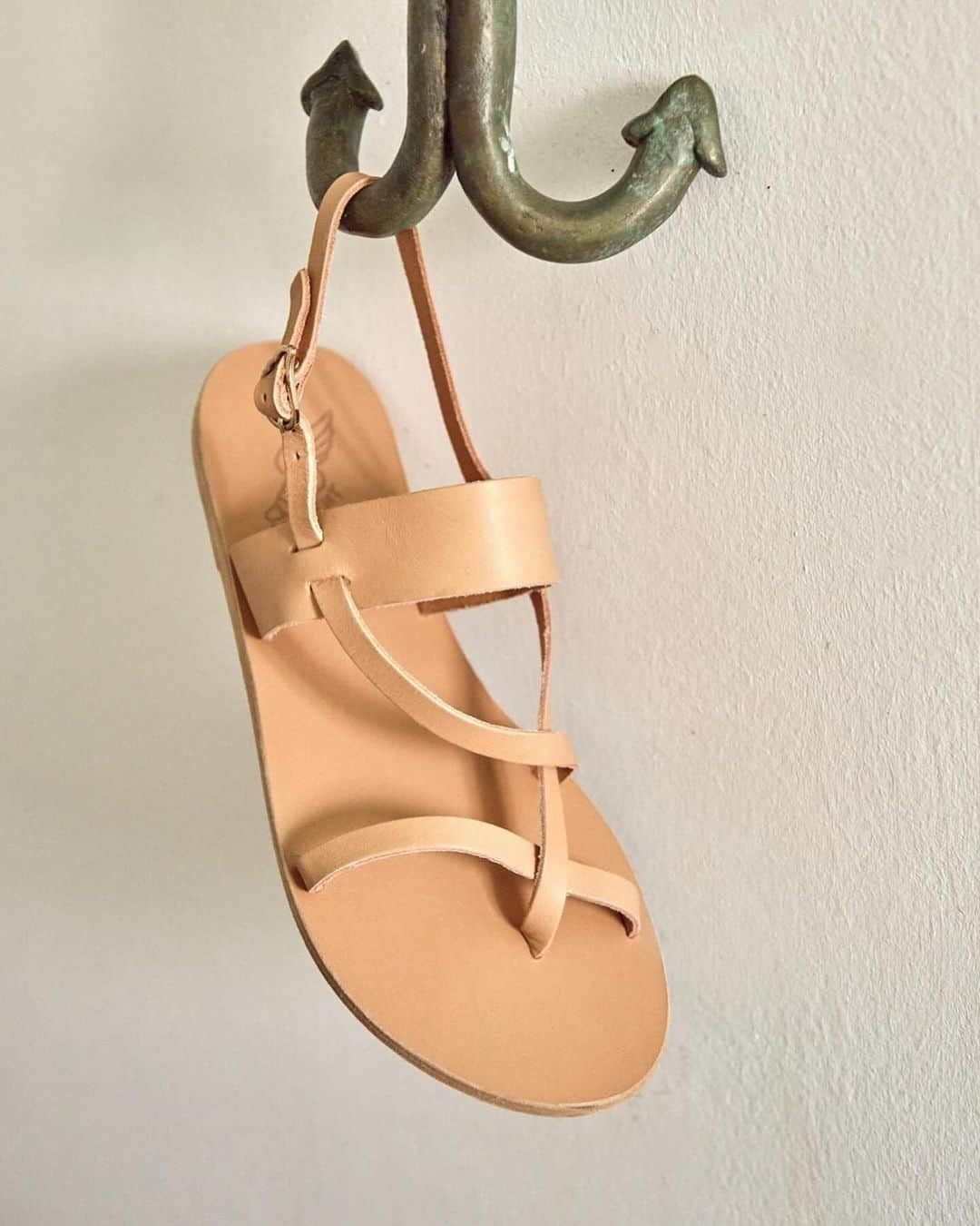 アンシャングリークさんのインスタグラム写真 - (アンシャングリークInstagram)「Golden hour is the best hour. Especially if it is matched with one of our handmade sandals.  #ancientgreeksandals #ags #handmadeingreece #greece #travelingingreece」10月28日 1時52分 - ancientgreeksandals