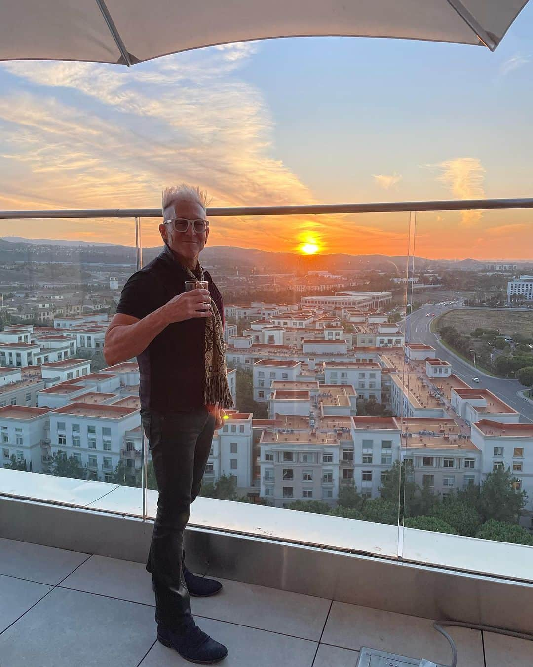 マーク・シュルマンのインスタグラム：「Rooftop bar after speaking for #ingrammicro with #claseazulanejo. Life is good! 🌞  #ExistLoudly 🤟  #keynotespeaker #drummer #lifeisgood #markschulman」