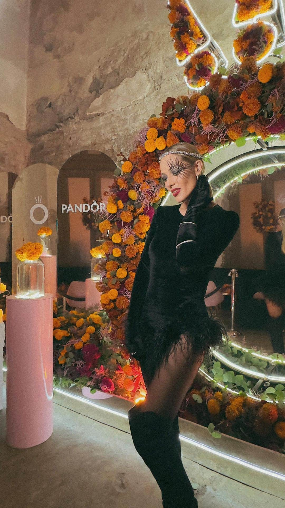 バネッサ・ハッペンコゼンのインスタグラム：「Gala @voguemexico de Día de Muertos junto a @theofficialpandora con charms que representan y celebran esta hermosa tradición!  #PandoraLovesMexico #Pandora」