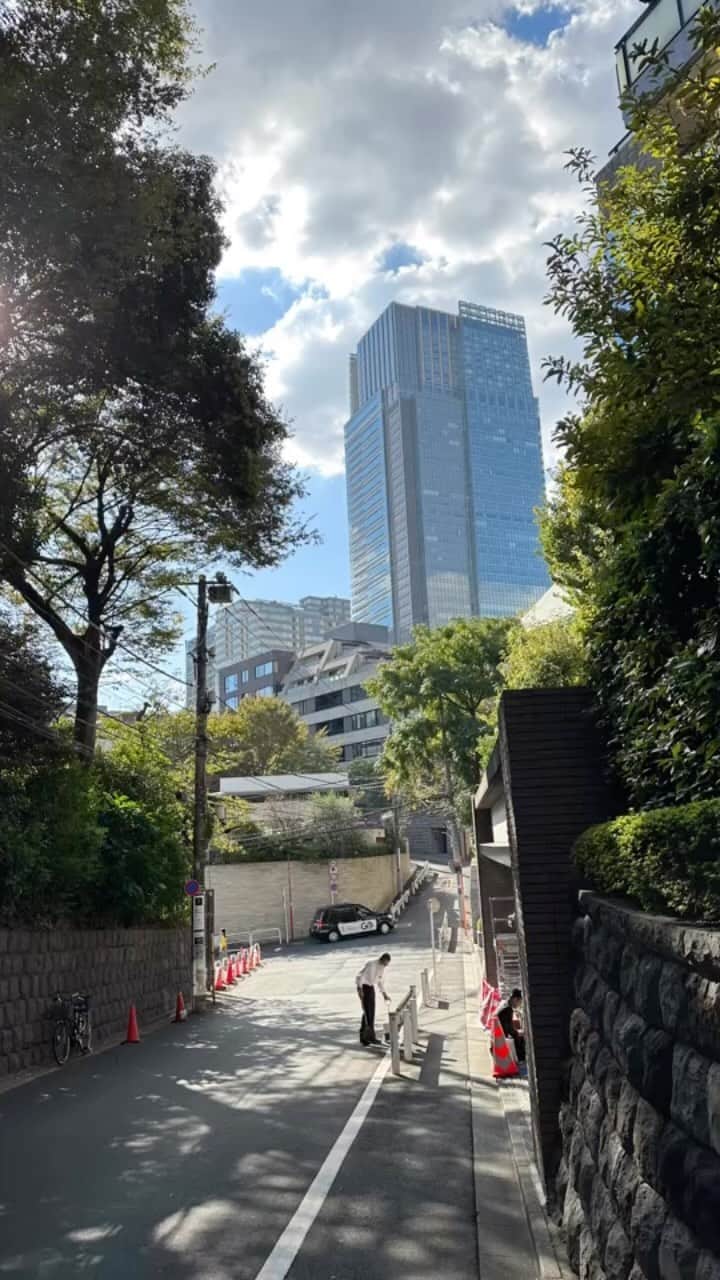 松本隆のインスタグラム：「六本木ミッドタウンにて はっぴいえんどの取材 記憶の迷路を全力疾走しながら 記者がみんなオタク化していて めちゃ疲れた」