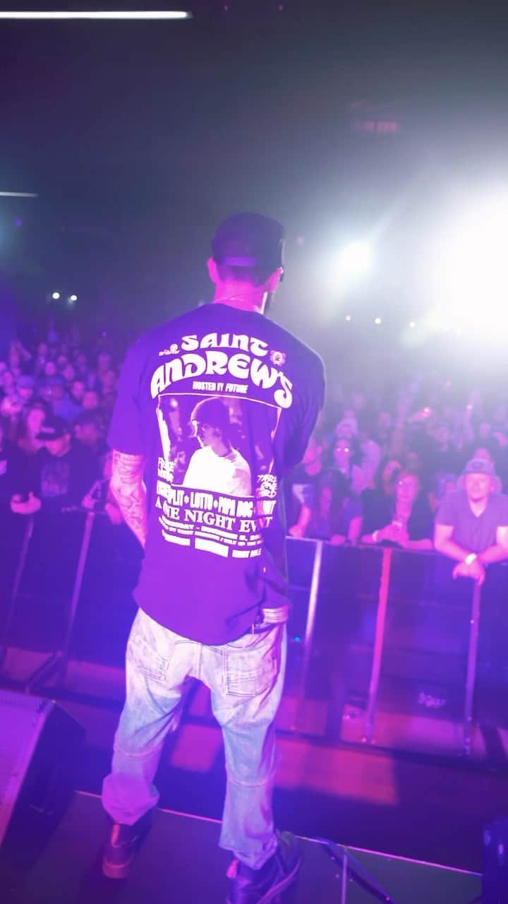 クリス・ウェビーのインスタグラム：「Tour season is back in full swing and so far it’s been amazing.  Next up it’s..  TONIGHT : Kansas City, MO SAT : Sioux City, IA SUN : Fargo, ND HALLOWEEN : Minneapolis WED : Milwaukee THURS : Des Moines, IA NXT FRI : Lincoln, NE  TIX : ChrisWebby.com/tour 🎟️🎟️🎟️」