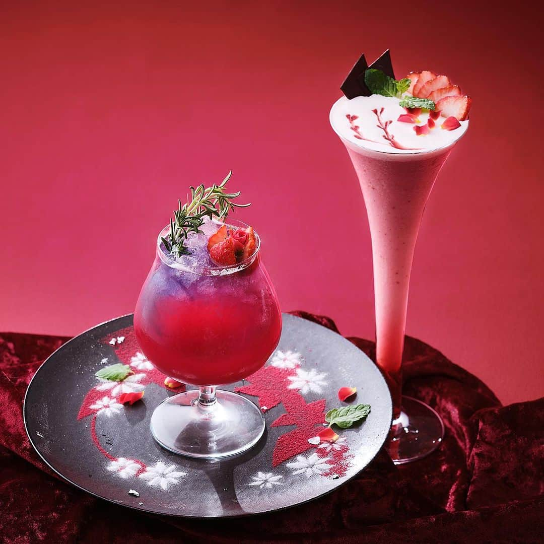 InterContinental Tokyo Bayのインスタグラム：「. 🍹ハドソンラウンジでは、11月1日より冬の味覚のいちごをふんだんに使用しアレンジした、オリジナルカクテル＆モクテルを期間限定で販売いたします🍓  香り高いバラのエッセンスを加えた果実系・パールリキュールをベースに、上品なバラの香りが漂うさわやかな味わいの「アフロディテ」(左)、フレッシュのいちごの甘酸っぱさとバニラやクリームの豊かな風味を合わせた「ブリリアント ストロベリー」（左)とともにホリデーシーズンに彩りを添えます。  #intercontinentaltokyobay  #ホテルインターコンチネンタル東京ベイ  #インターコンチネンタル東京ベイ  #hudsonlounge #ハドソンラウンジ #カクテル #cocktail #モクテル #moctail #ノンアルコールカクテル  #いちご #苺 #🍓 #イチゴ #strawberry  #ホテルラウンジ #ホテルバー」