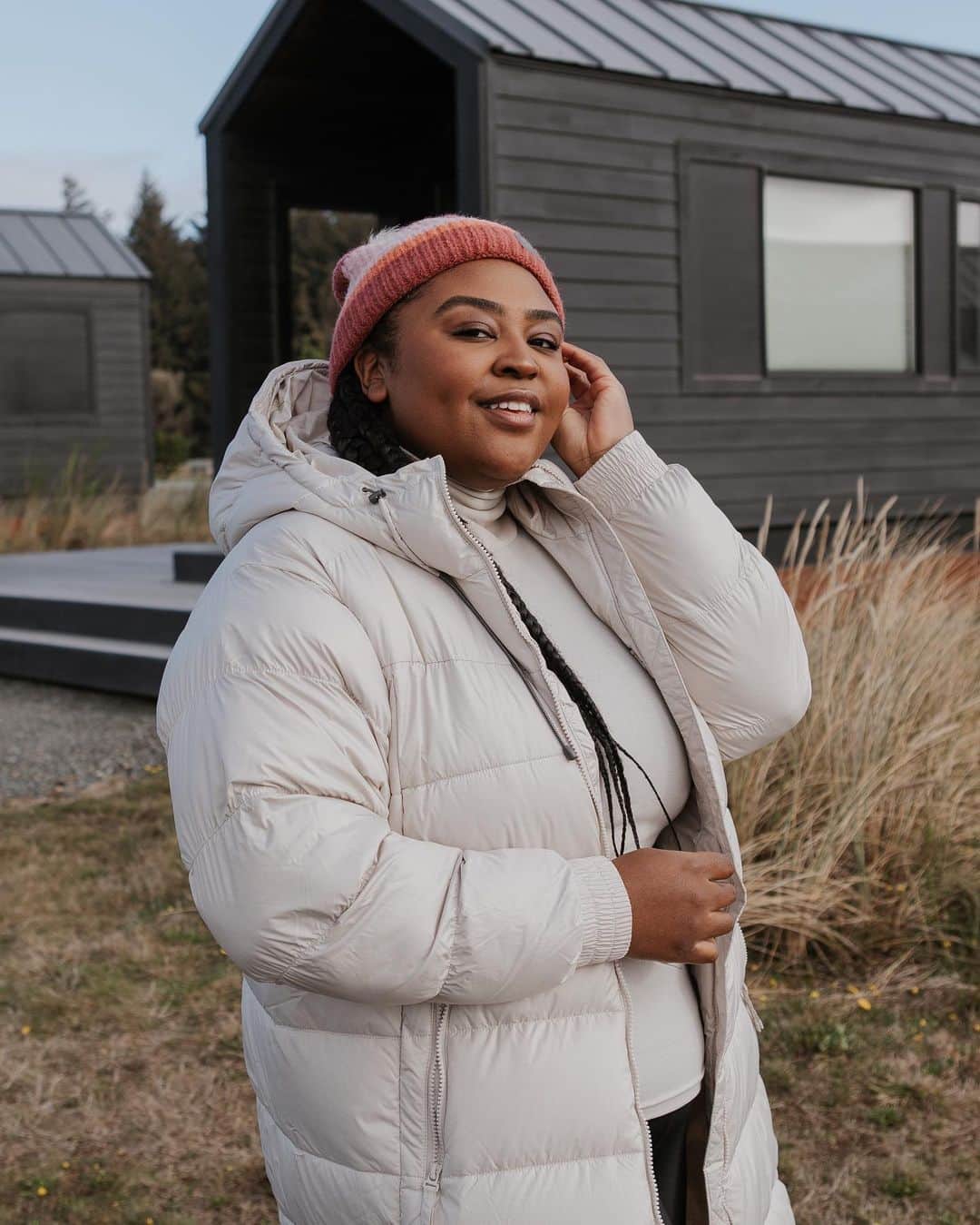 コロンビアのインスタグラム：「The Pike Lake II is long on warmth. Lightweight and insulated, with thermal reflective lining and an adjustable hood, this cozy puffer features snapped side sides for comfort and mobility.  📸: @hey.candace」