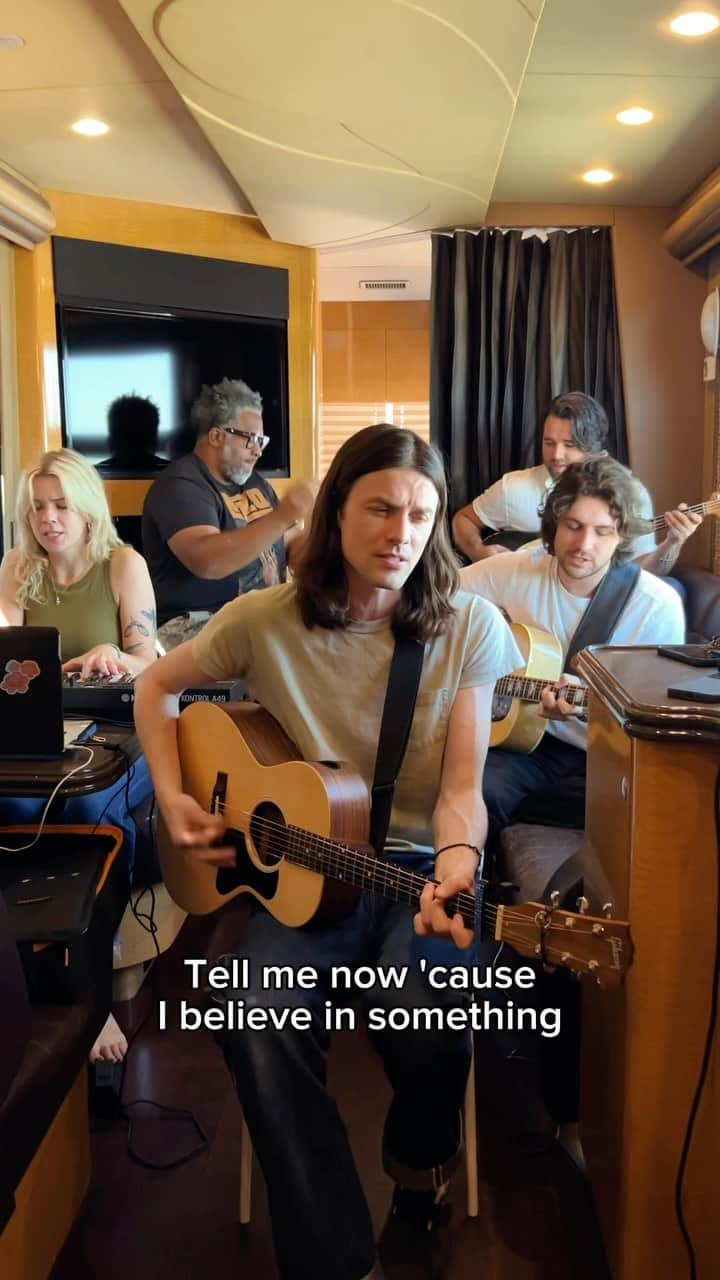 ジェームズ・ベイのインスタグラム：「Can’t believe tour ended a few weeks ago, feels like just yesterday. Already desperate to get back on stage 👀 Anyway, here is my wonderful band and I playing “Us” on the tour bus x」