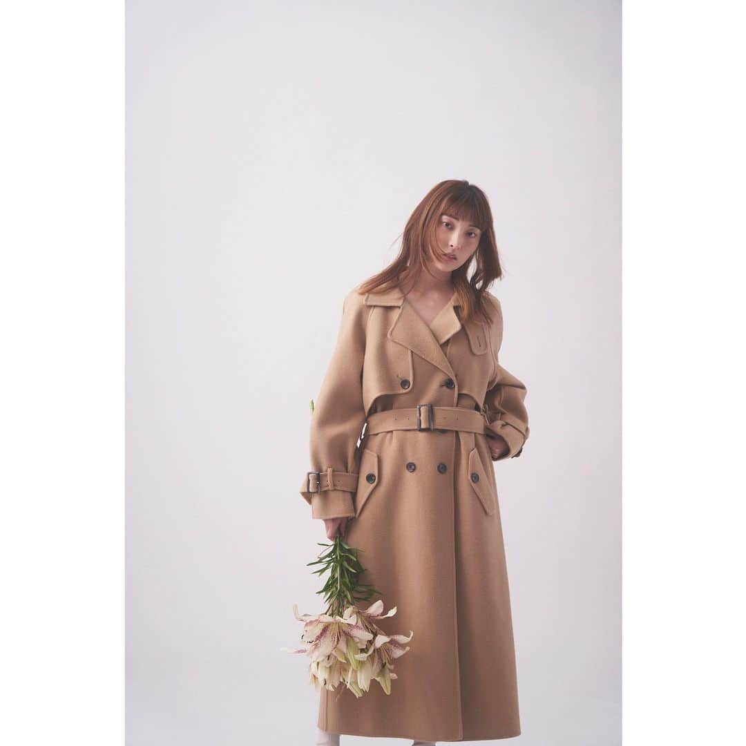 家入レオのインスタグラム：「わたくし来年30歳になるので5年！ぶりにカレンダーを作りました🧸🎈  これまでの10代20代を振り返り、ありがとうを伝えるパーティーに手に取ってくれた人を招待するようなイメージで構成したカレンダー。  やり残したことも、多大なる期待も、全て持って30代に漕ぎ出していくぞー！のポップとアイロニーが混在した世界観。  手に取ってくれた人に喜んでもらいたい！の一心でスタートしましたが、気づいたらプロフェッショナルな皆さんと、あーでもない、こーでもない！と大人の文化祭みたいだった。笑  企画から撮影まで全ての時間が宝物になりました。💎  Designer 吉良伊都子 Editor 鶴本浩平 Photograpy 斎藤大嗣 @daishi_saito  Hair&Make 沼田真実 @mami_numata  Styling 黒瀬結以  @yuikurose  Cake Designer  @cracked.bolos   #家入レオ」