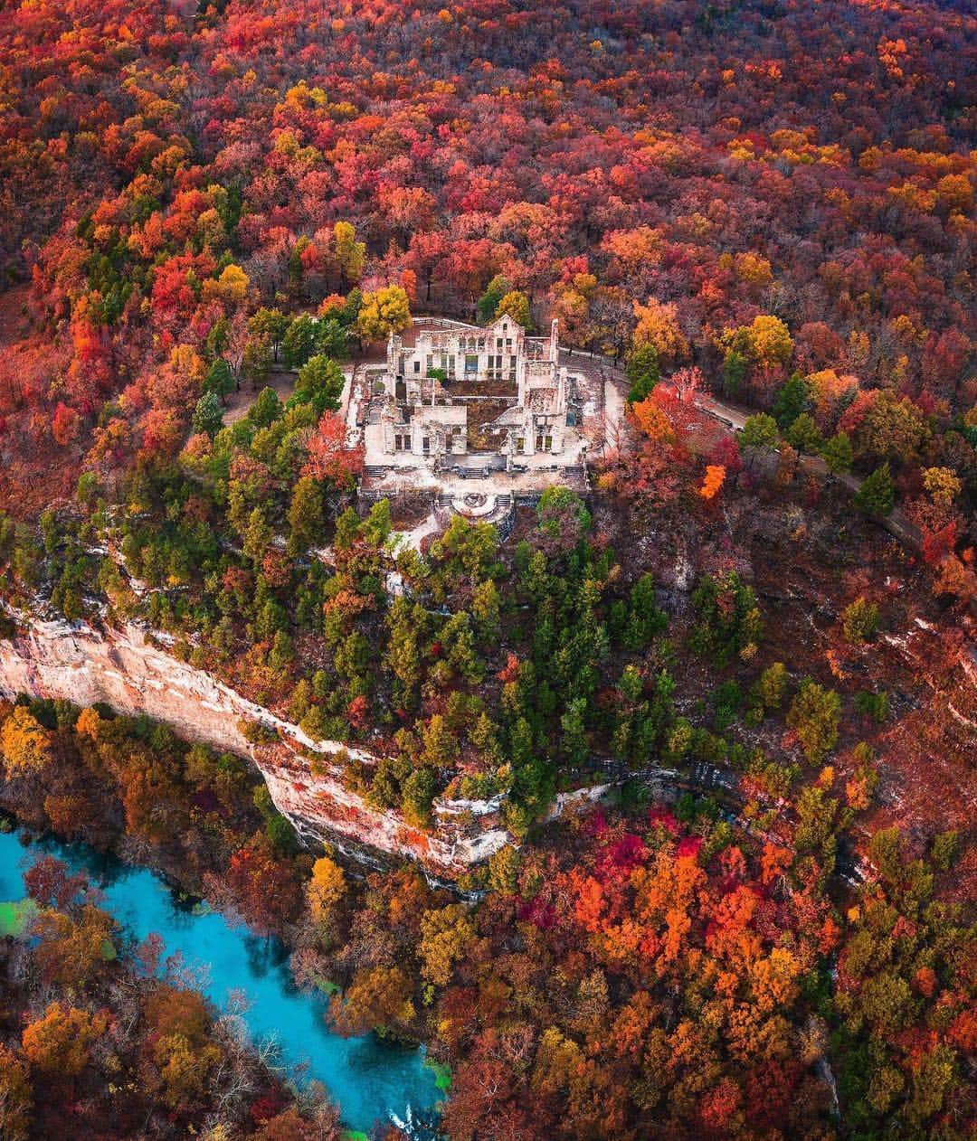 Visit The USAのインスタグラム：「Fall foliage at its brightest? Leaf it to Missouri. 🍂🤎  📍Ha Ha Tonka State Park, Camdenton  📸: @larrythephotographer  #VisitTheUSA #ThatsMyMO #ExploreMore #MissouriAdventures #FallFoliage」