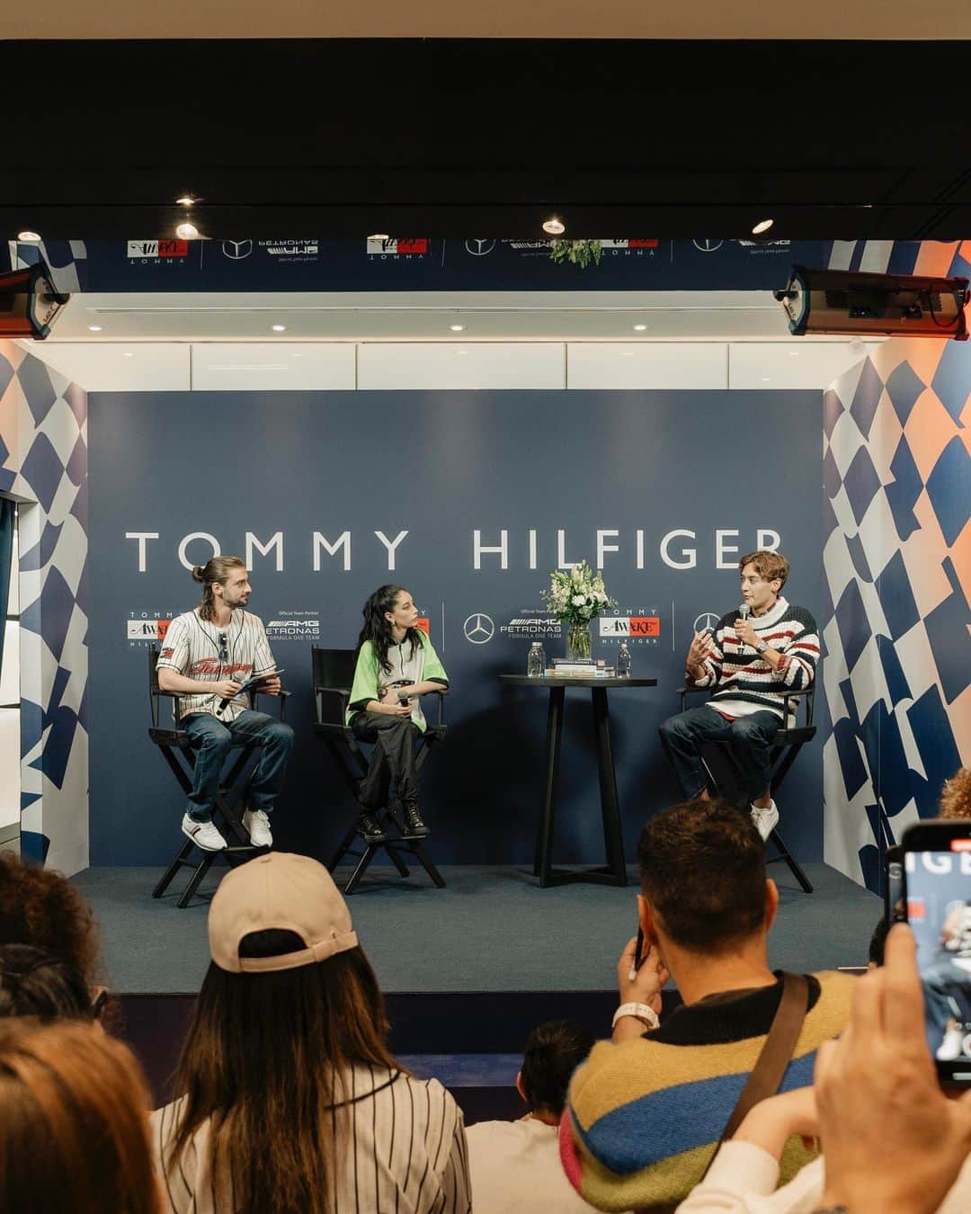 Tommy Hilfigerさんのインスタグラム写真 - (Tommy HilfigerInstagram)「Straight from paddock to the Tommy Hilfiger Store in Mexico City. #GeorgeRussell @mercedesamgf1」10月28日 2時09分 - tommyhilfiger