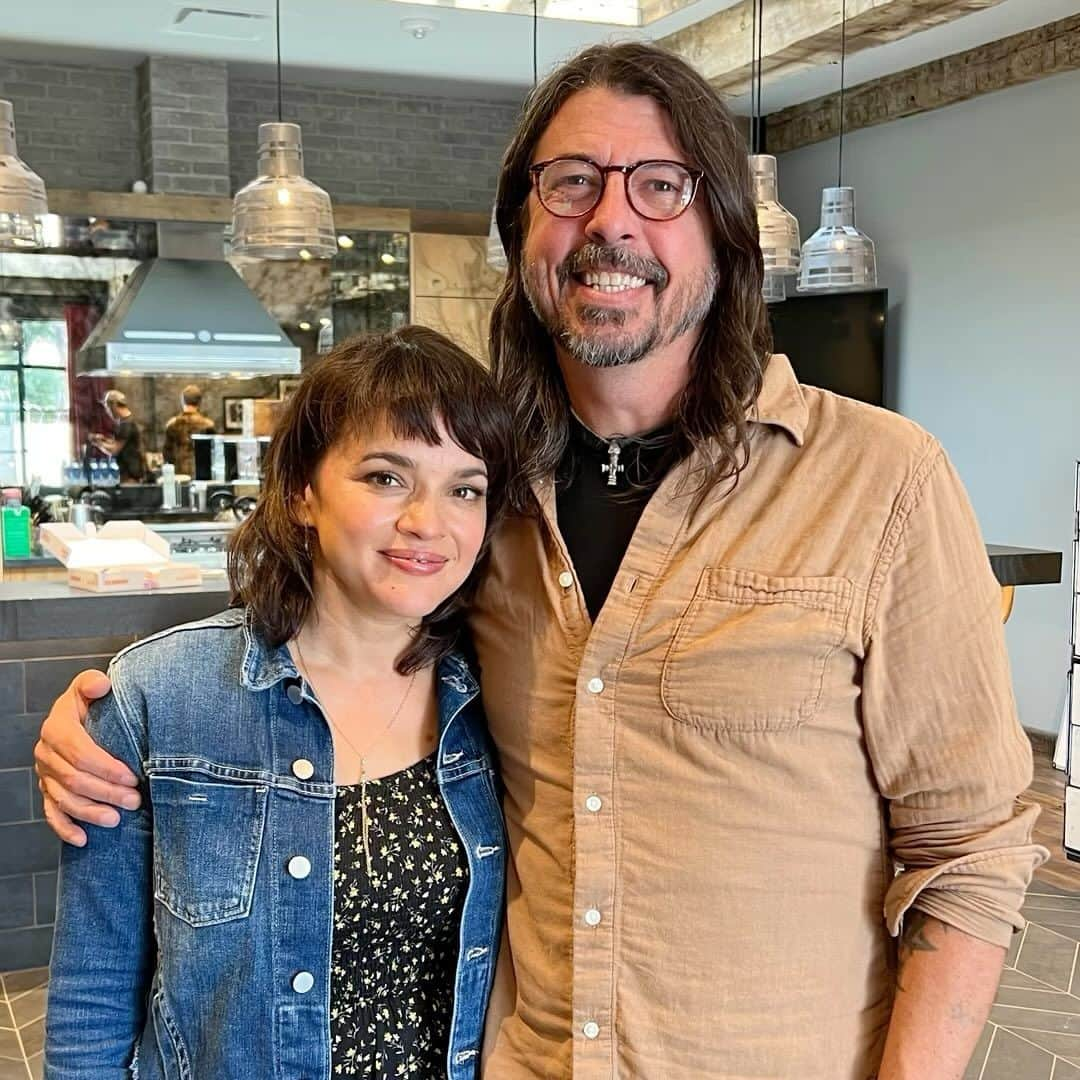 ノラ・ジョーンズのインスタグラム：「Check out ‘Razor’ from my @PlayingAlongPod episode with Dave Grohl at the link in bio!   #foofighters #davegrohl #norahjonesisplayingalongpodcast」