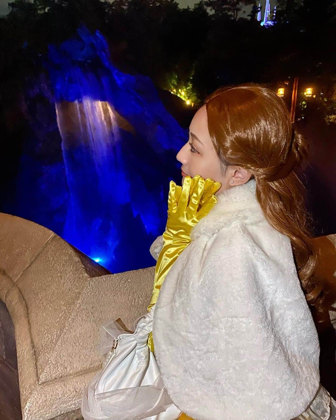 久代梨奈さんのインスタグラム写真 - (久代梨奈Instagram)「昼と夜でお城の印象が全然違う😳 まるで別人  #美女と野獣魔法のものがたり  右側列に並んでいるということは #ディズニープレミアアクセス  #お金で時間を買う  #へへへ 🤙🏻  4枚目の写真 横顔お気に入り🗣  #beautyandthebeast  #ビーストキャッスル  #美女と野獣 #dハロ #dハロ仮装 #全身 #shein #shein購入品」10月28日 2時08分 - rina.kushiro_official