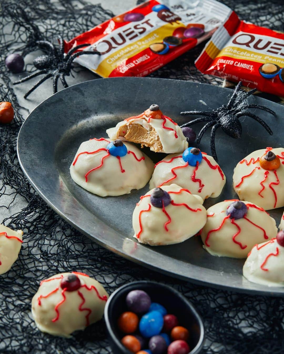 questnutritionさんのインスタグラム写真 - (questnutritionInstagram)「Indulge in Questified Coated Candies Halloween Eyeballs! Muahahaha 😋👁️💀👻 • 👉 FULL RECIPE LINK IN BIO (swipe to 2nd card) 👈 • Per serving: 6g protein, 10g carb, 12g fat (3g net carbs) #onaquest #QuestNutrition #QuestCandy #halloween」10月28日 2時08分 - questnutrition