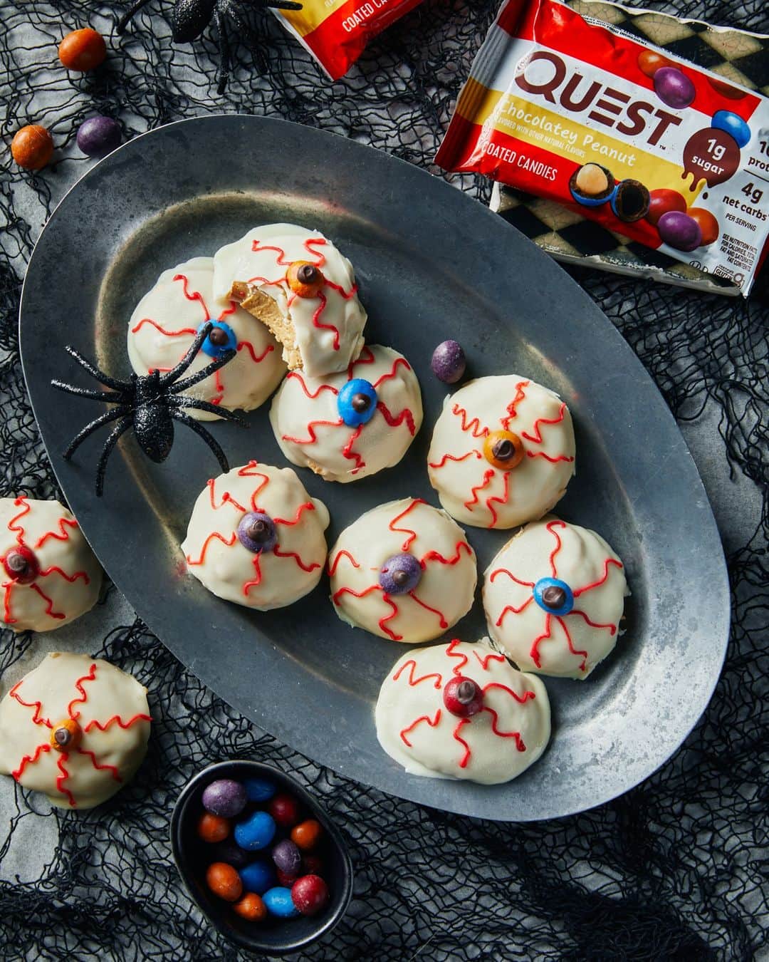 questnutritionのインスタグラム：「Indulge in Questified Coated Candies Halloween Eyeballs! Muahahaha 😋👁️💀👻 • 👉 FULL RECIPE LINK IN BIO (swipe to 2nd card) 👈 • Per serving: 6g protein, 10g carb, 12g fat (3g net carbs) #onaquest #QuestNutrition #QuestCandy #halloween」
